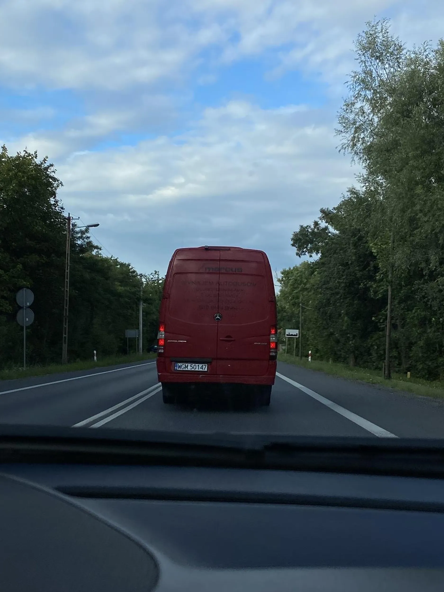 Radzę uważać na niewyżytego busiarza. Chamsko i niebezpiecznie włącza się do ruchu, po zwróceniu uwagi klaksonem hamuje do zera na kilka sekund.