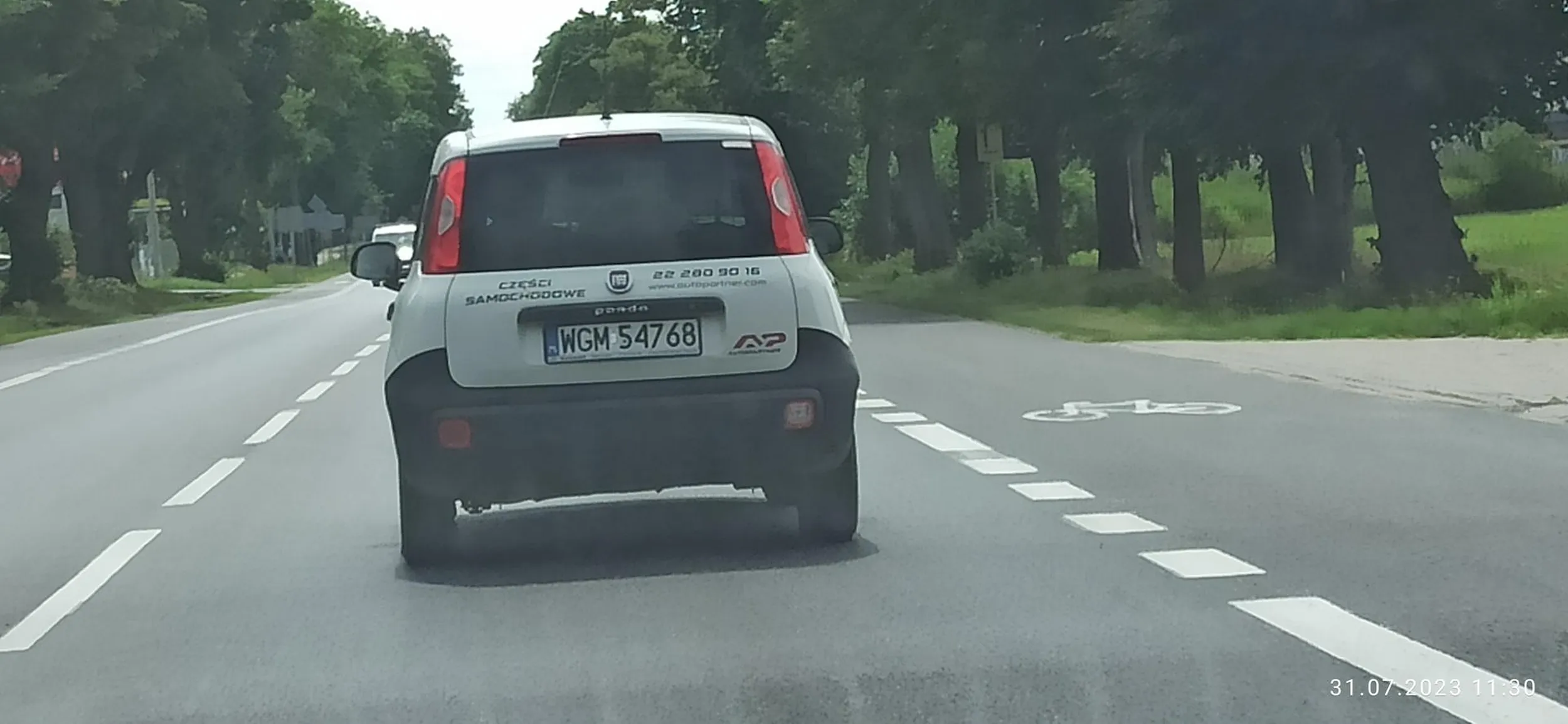 Kierowca baran może i patrzy ale wciska się z drogi podporządkowanej prosto pod auto  I się śmieje.