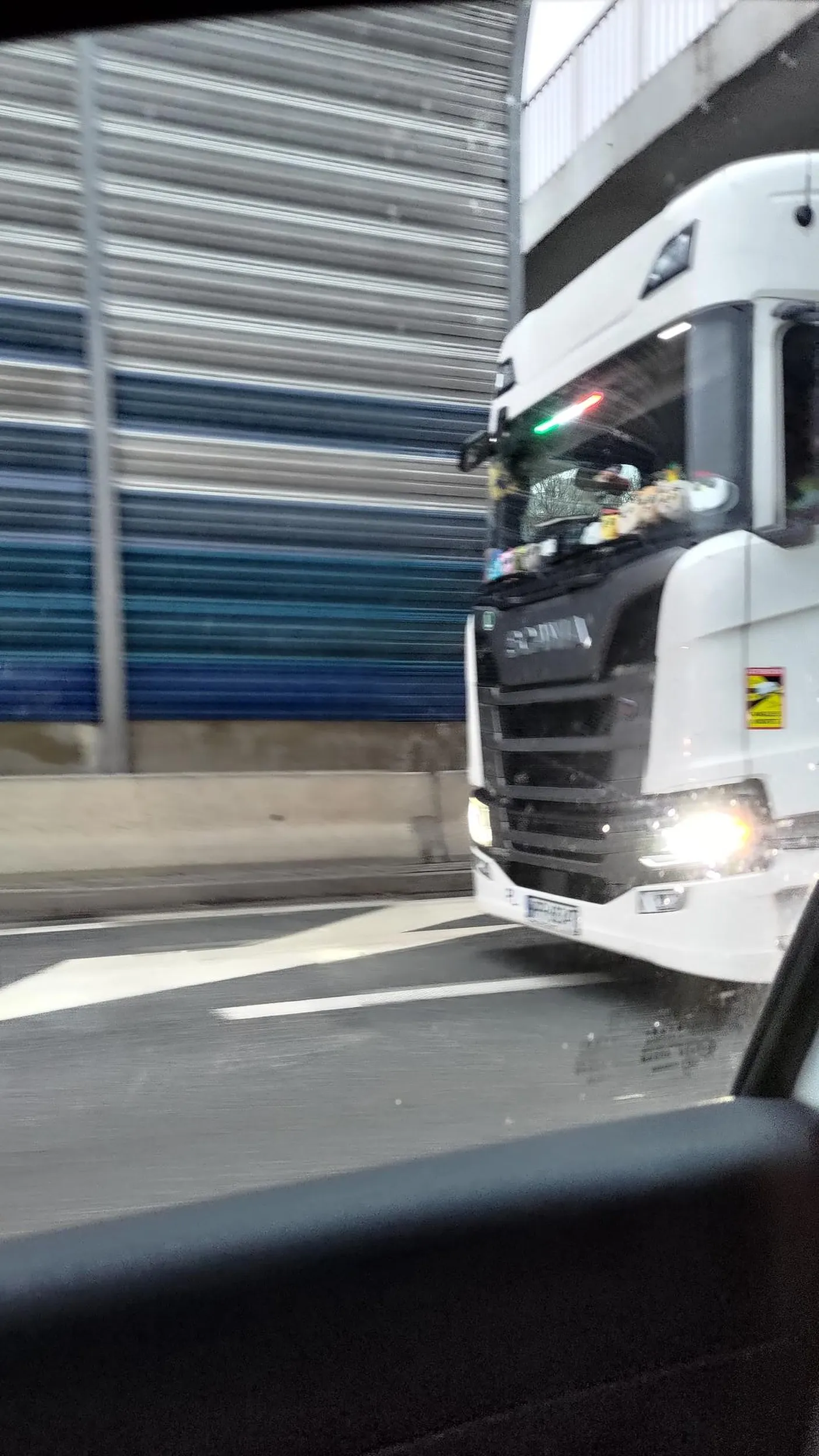 Szeryf, blokuje zwężające się pasy na s8 w Warszawie. Numery naczepy z dnia 14 grudnia