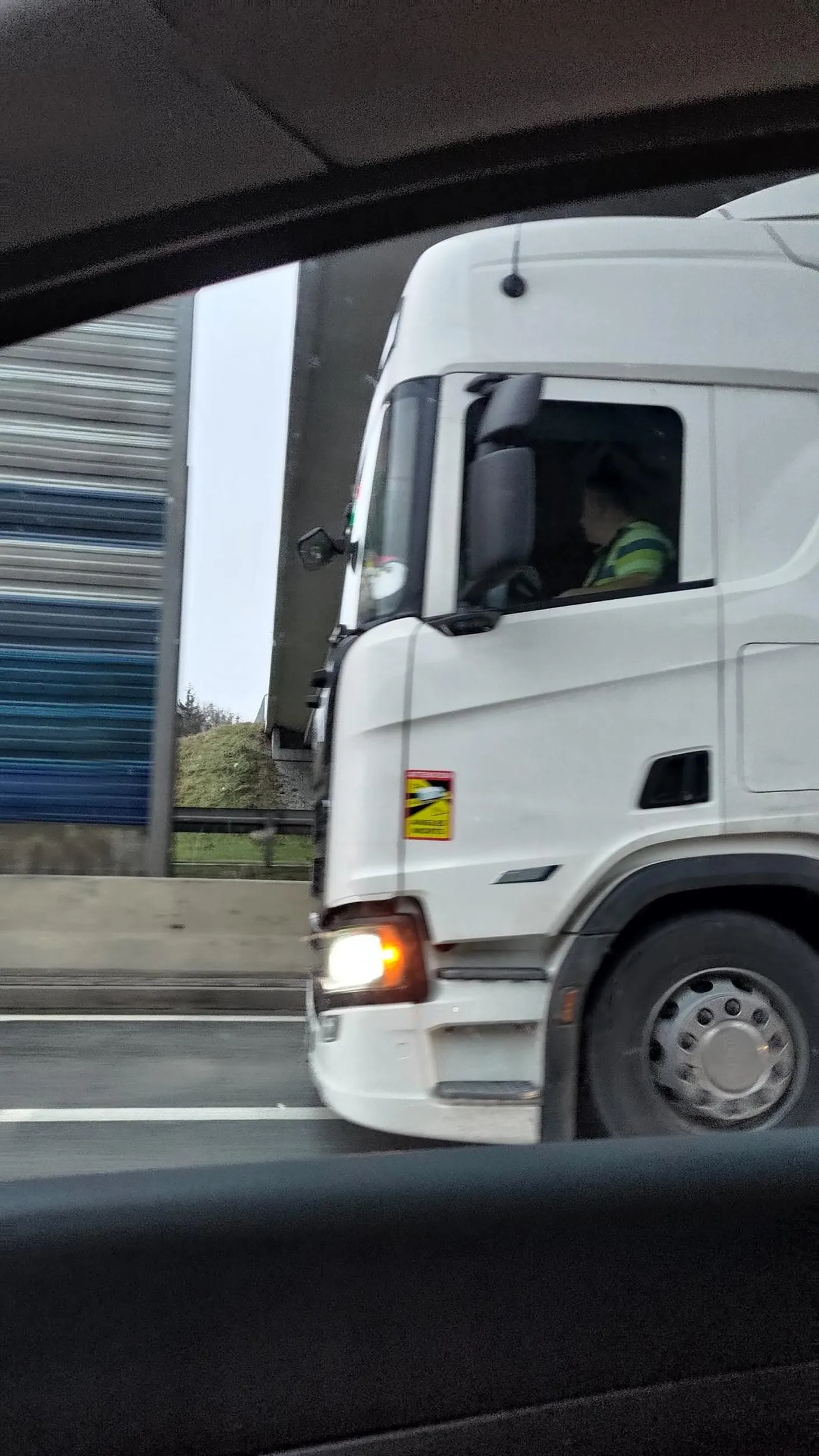 Szeryf, blokuje zwężające się pasy na s8 w Warszawie. Numery naczepy z dnia 14 grudnia