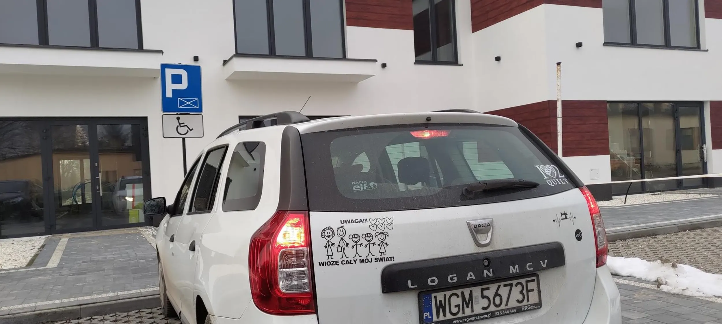 Parkowanie na kopercie jak złamas nie mając uprawnień. "NA MOMENCIK"