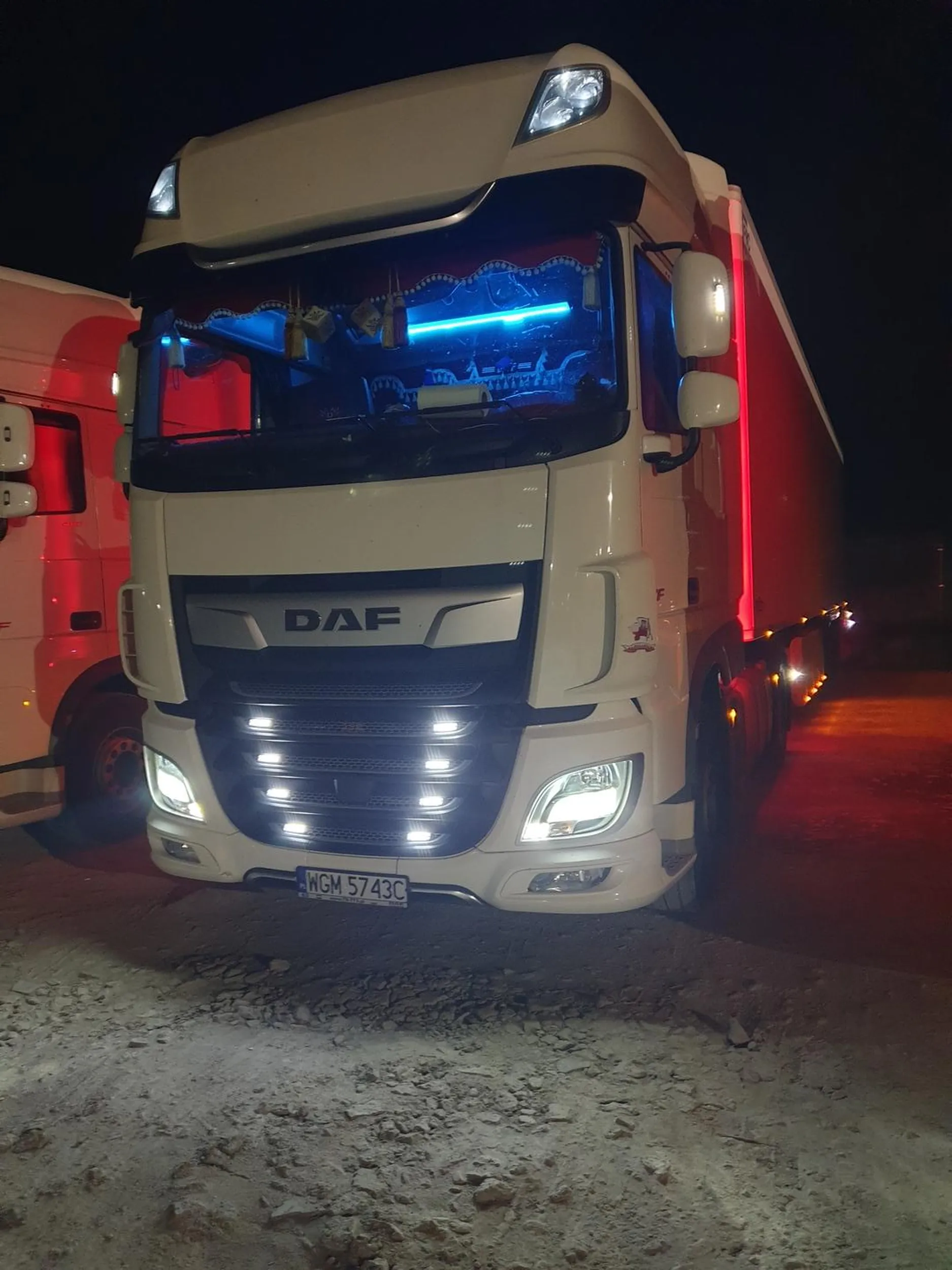 Wzorowy kierowca, nawet pomaga gume wymienić, oczywiście nie za darmo