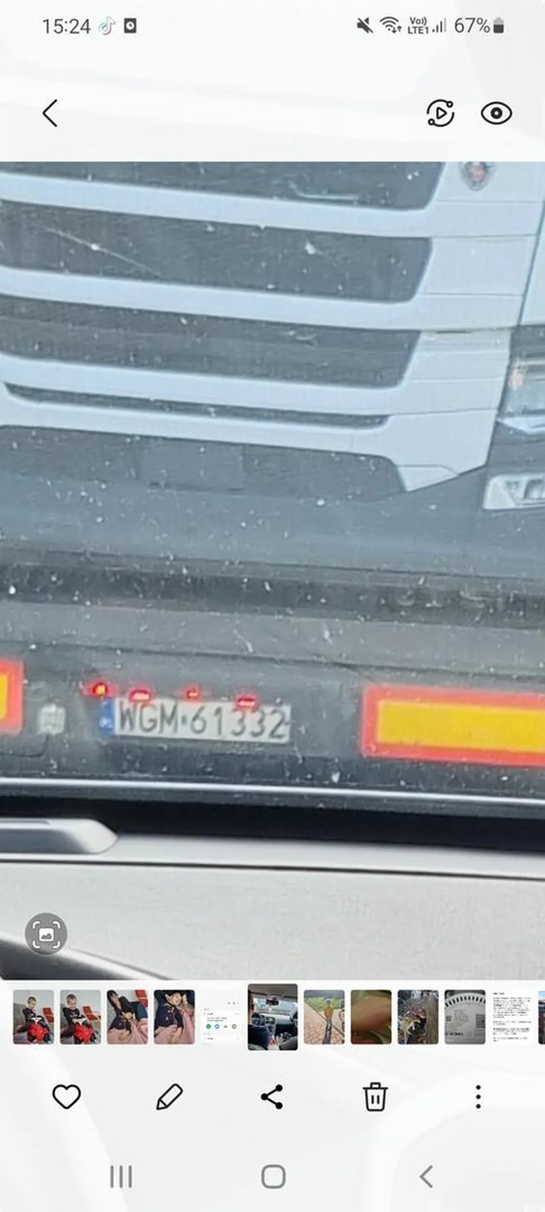 Film wysłany na policję,zajechał ciężarową laweta drogę, doprowadzając do gwałtownego hamowania i zjechania na drugi pas! W aucie jechało dziecko!  Jeszcze zaczal hamować,i trąbić.