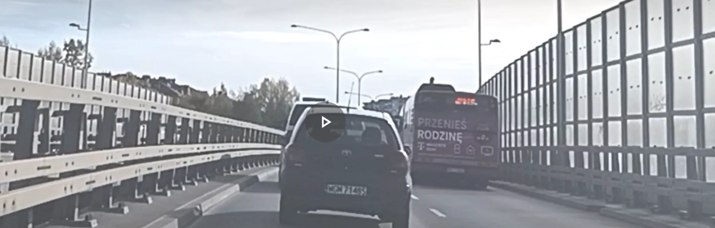 Przejazd na skrzyżowaniu na czerwonym świetle, a pieszy miał już światło zielone.