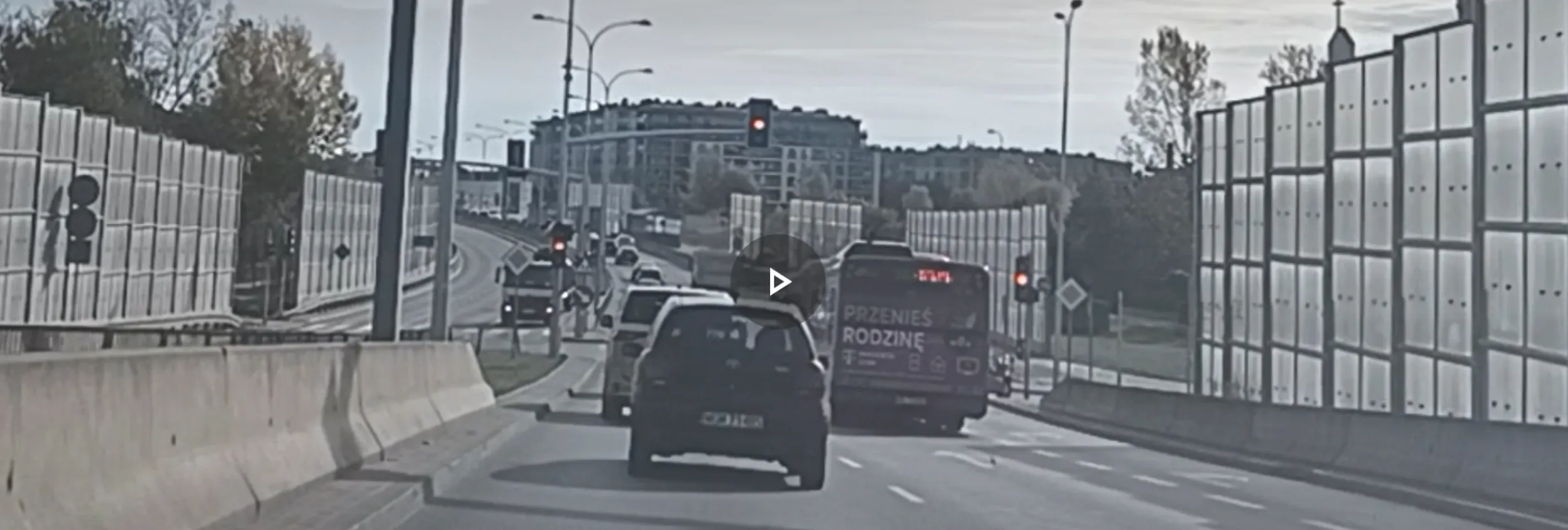 Przejazd na skrzyżowaniu na czerwonym świetle, a pieszy miał już światło zielone.