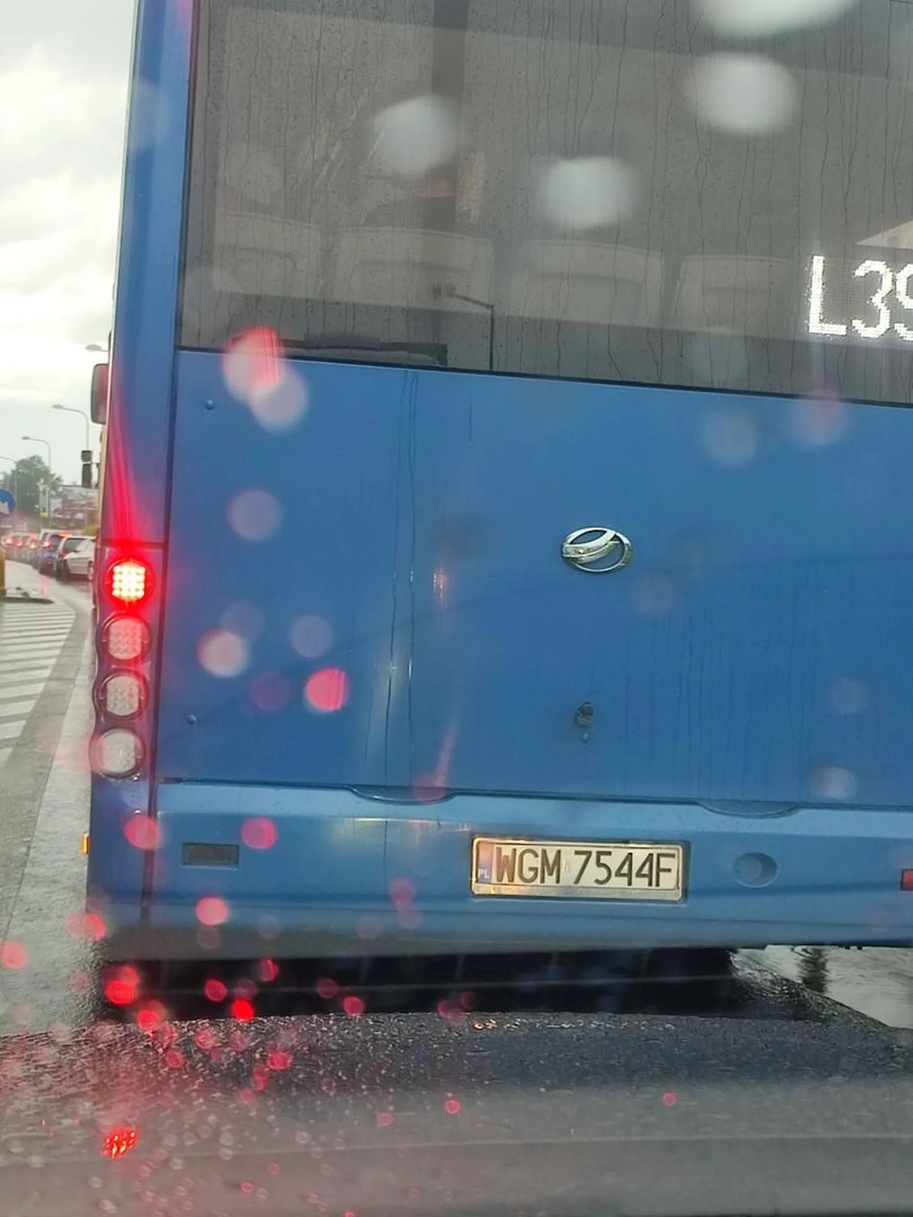 Kierowcę tego autobusu powinni wysłać na ponowny kurs prowadzenia pojazdów , jeśli nie potrafi jeździć na tzw. suwak , kierowca prawie nie staranował poprzedzającego go samochodu byle mnie nie wpuścić....