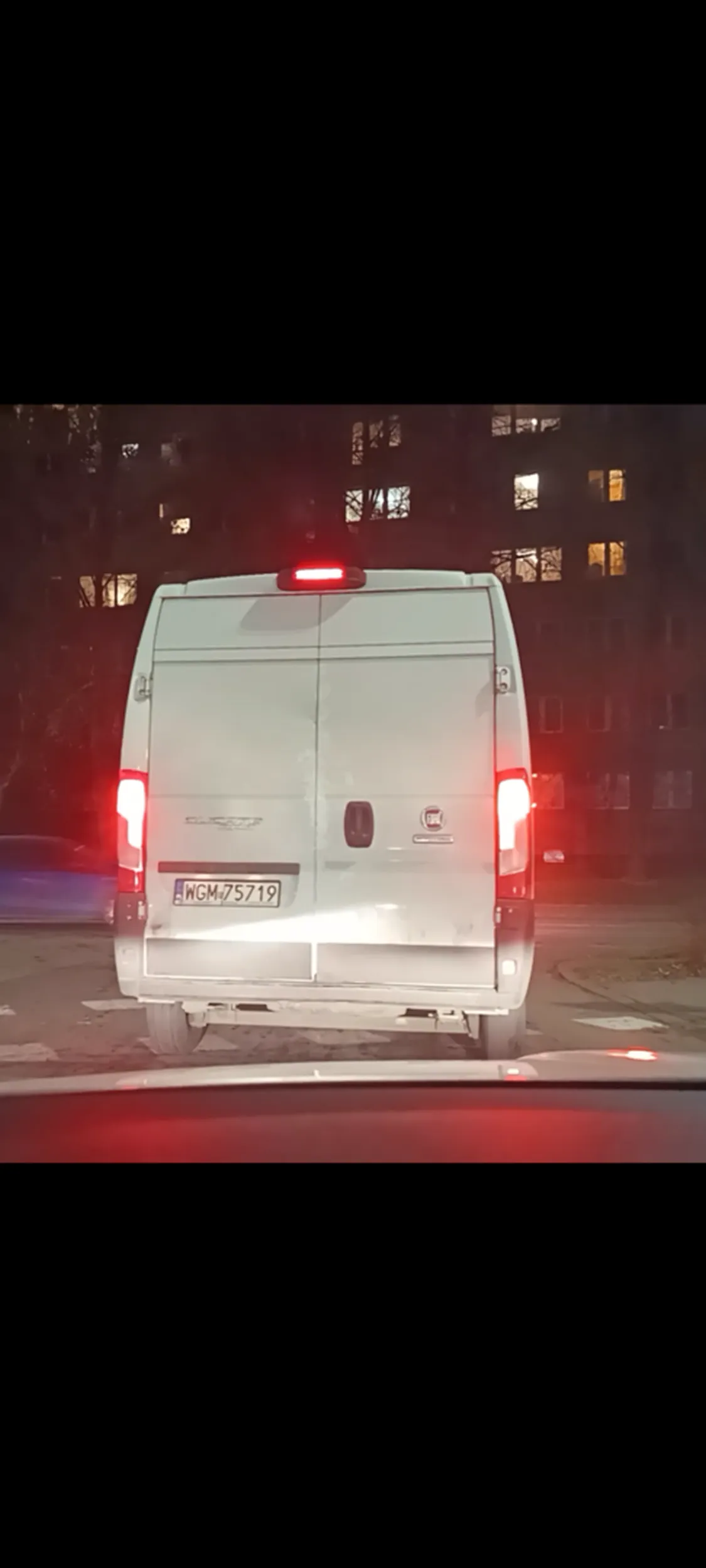 Dureń wymusza pierwszeństwo przejazdu wyjeżdżając z lewej strony.