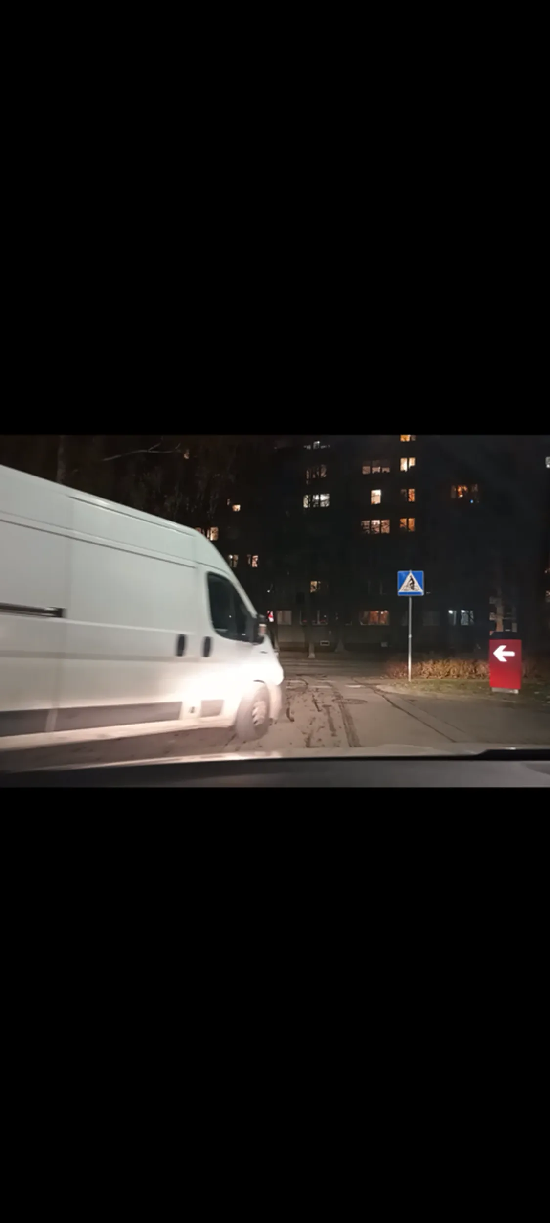 Dureń wymusza pierwszeństwo przejazdu wyjeżdżając z lewej strony.