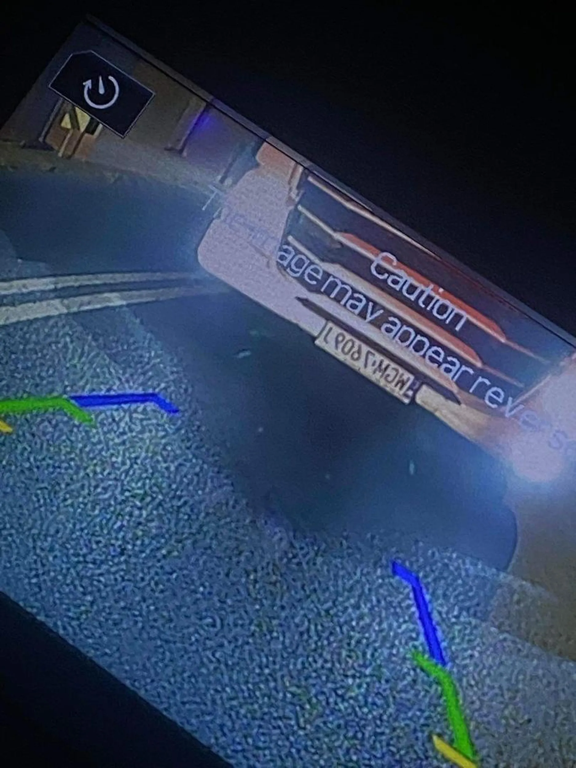 Kierowca ciężarówki popędzał mnie długimi światłami w obszarze zabudowanym gdy jechałem 50 km/h. Gdy wyjechałem z miasta dalej siedział mi na ogonie. Gdy włączyłem światła przeciwmgłowe (musiałem gdyż zmusiły mnie warunki panujące na drodze) włączył światła drogowe i wyłączył w momencie kiedy wyłączyłem światła przeciwmgłowe. Gdy stwierdziłem że zjadę w randomową drogę żeby nie mieć z tym człowiekim już odczynienia zaczął do mnie krzyczeć i mnie obrażać… Wiec zrobiłem to samo. Gdyż innej gadki by nie zrozumiał. Kompletny PALANT!!!!!!