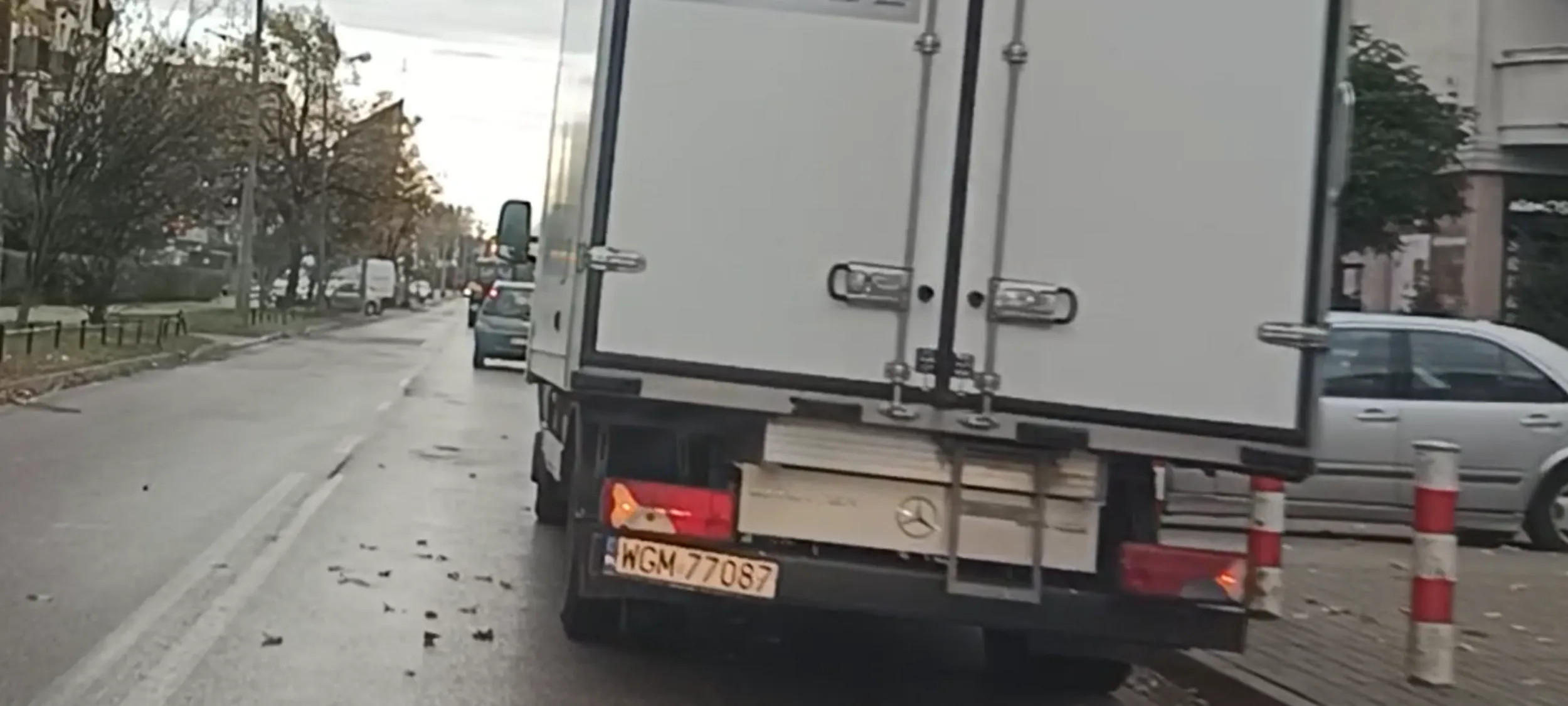 To jest zbrodnią drogowa, czyli parkowanie ciężarówką przy samym przejściu dla pieszych, którym dzieci chodzą do szkoły,  oraz utrudnianie ruchu, a tą ulica jeżdżą autobusy miejskie. Przez tego idiotę zginą ludzie.