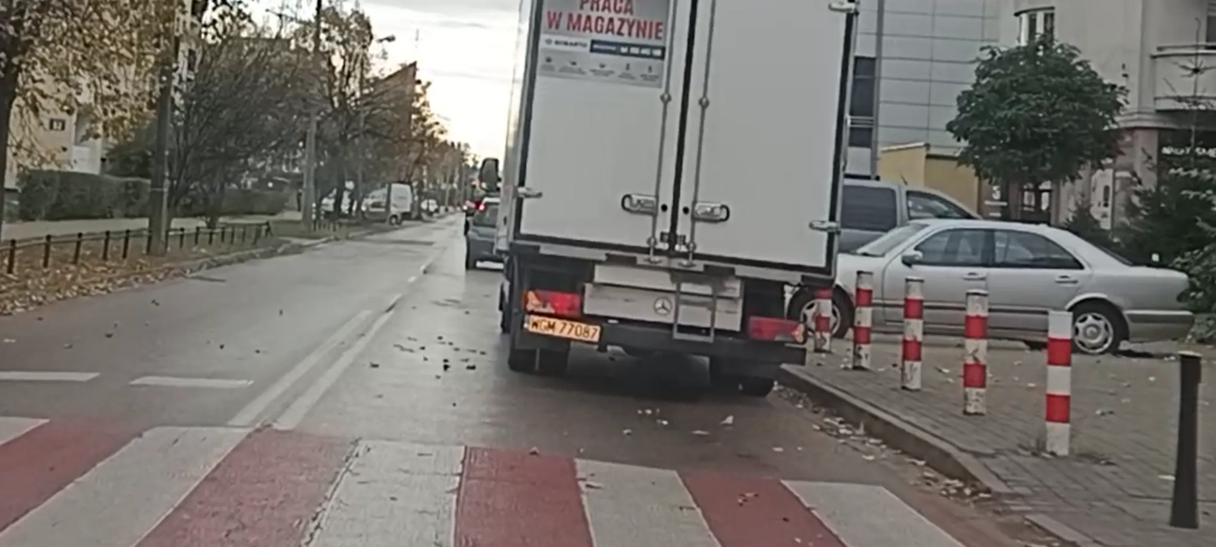 To jest zbrodnią drogowa, czyli parkowanie ciężarówką przy samym przejściu dla pieszych, którym dzieci chodzą do szkoły,  oraz utrudnianie ruchu, a tą ulica jeżdżą autobusy miejskie. Przez tego idiotę zginą ludzie.