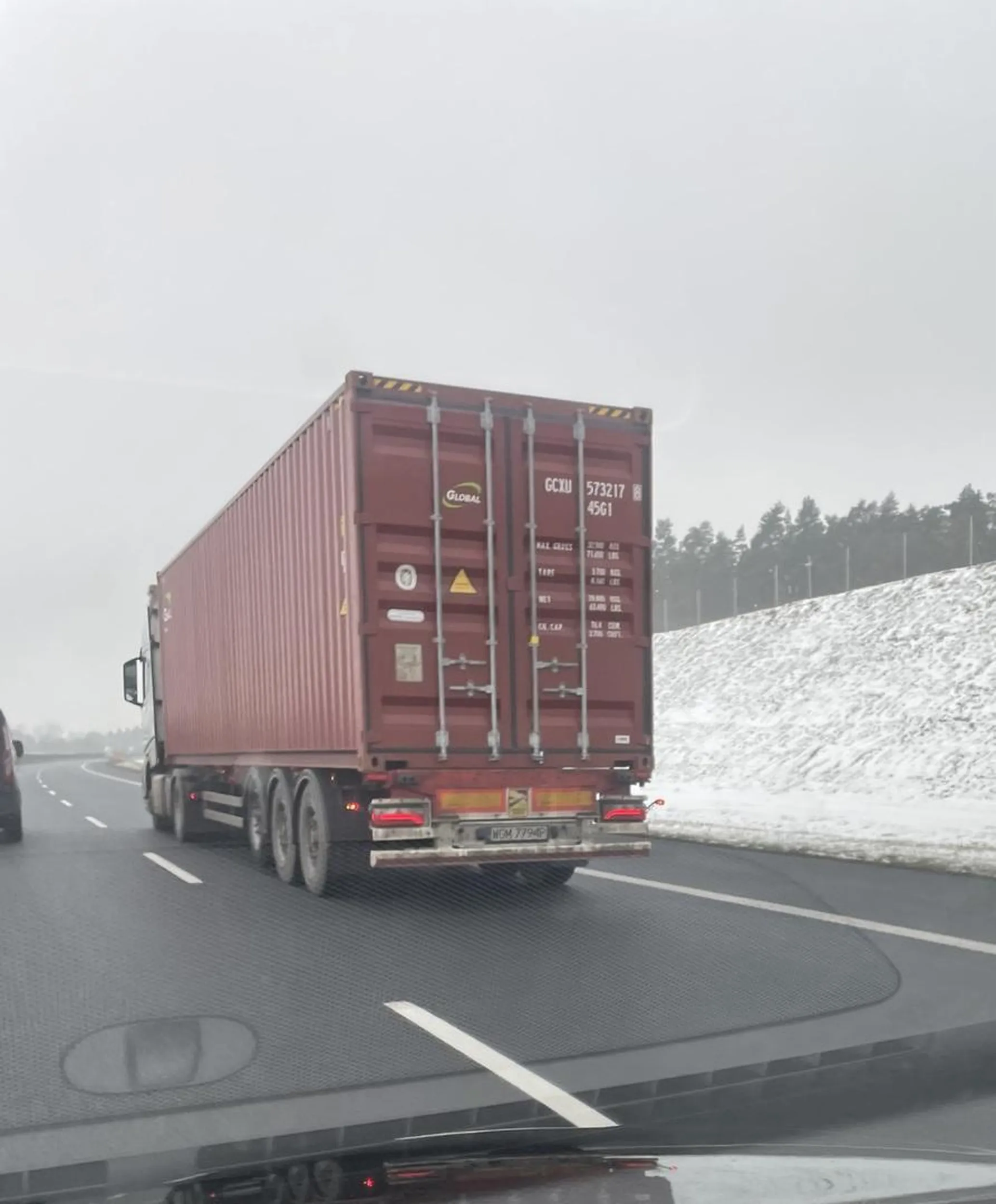 Kierowca wielokrotnie wyprzedza inne TiRy z roznica predkosci rzedu 1-2km/h na autostradzie A1 powodujac korki i zagrozenie na drodze.