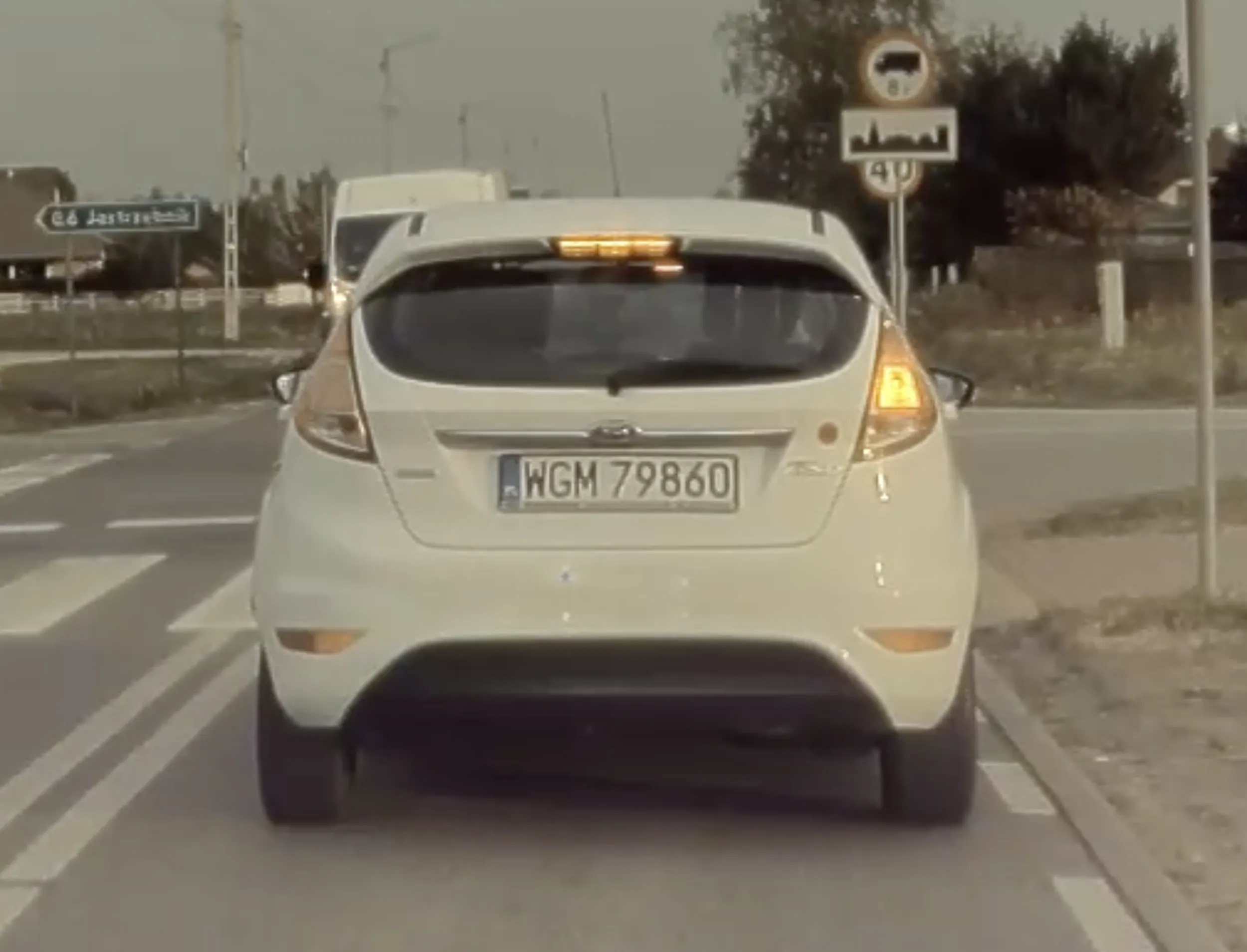 Brak lewego światła stop