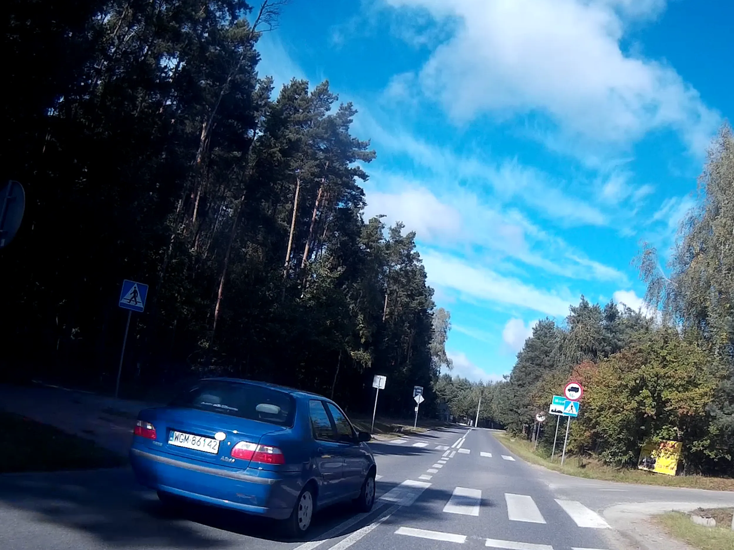 Przejście dla pieszych, podwójna ciągła, skrzyżowanie, przystanek autobusowy... no świetne miejsce do wyprzedzania. Głupie bydło i pirat drogowy.