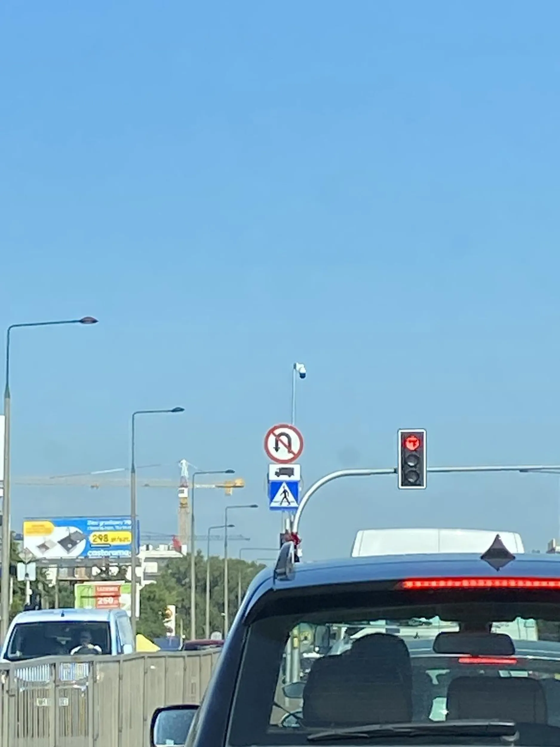 Kierowca tej ciezarowki :) nie czyta znakow i zawraca na 3 razy gdy juz kierunek jazdy na wprost dawno ruszyl .