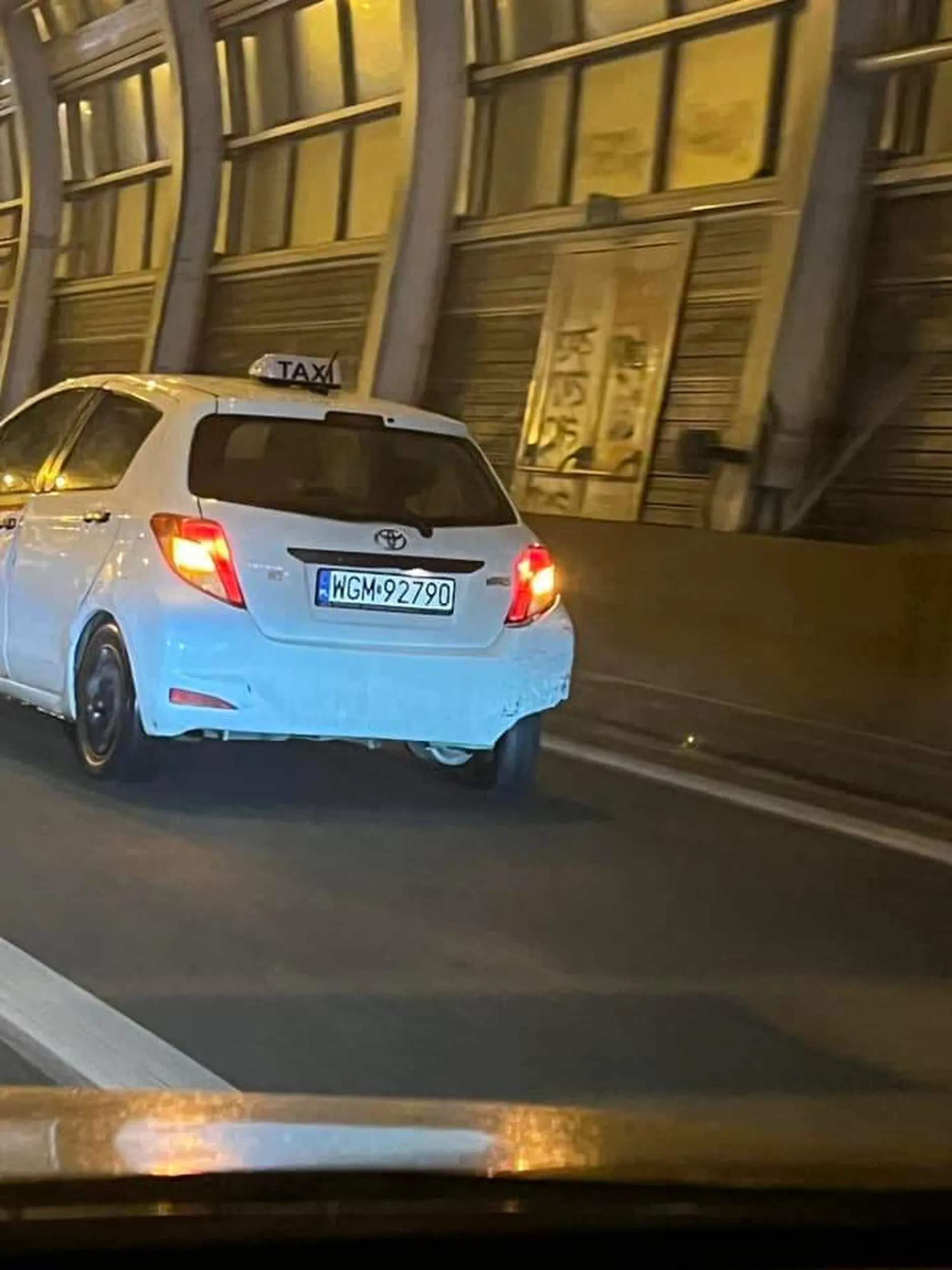 Przewóz osób który dachował na S8 18 grudnia 2023, zakorkował ją a potem z pasażerami postawili na koła i jak gdyby nic pojechali dalej