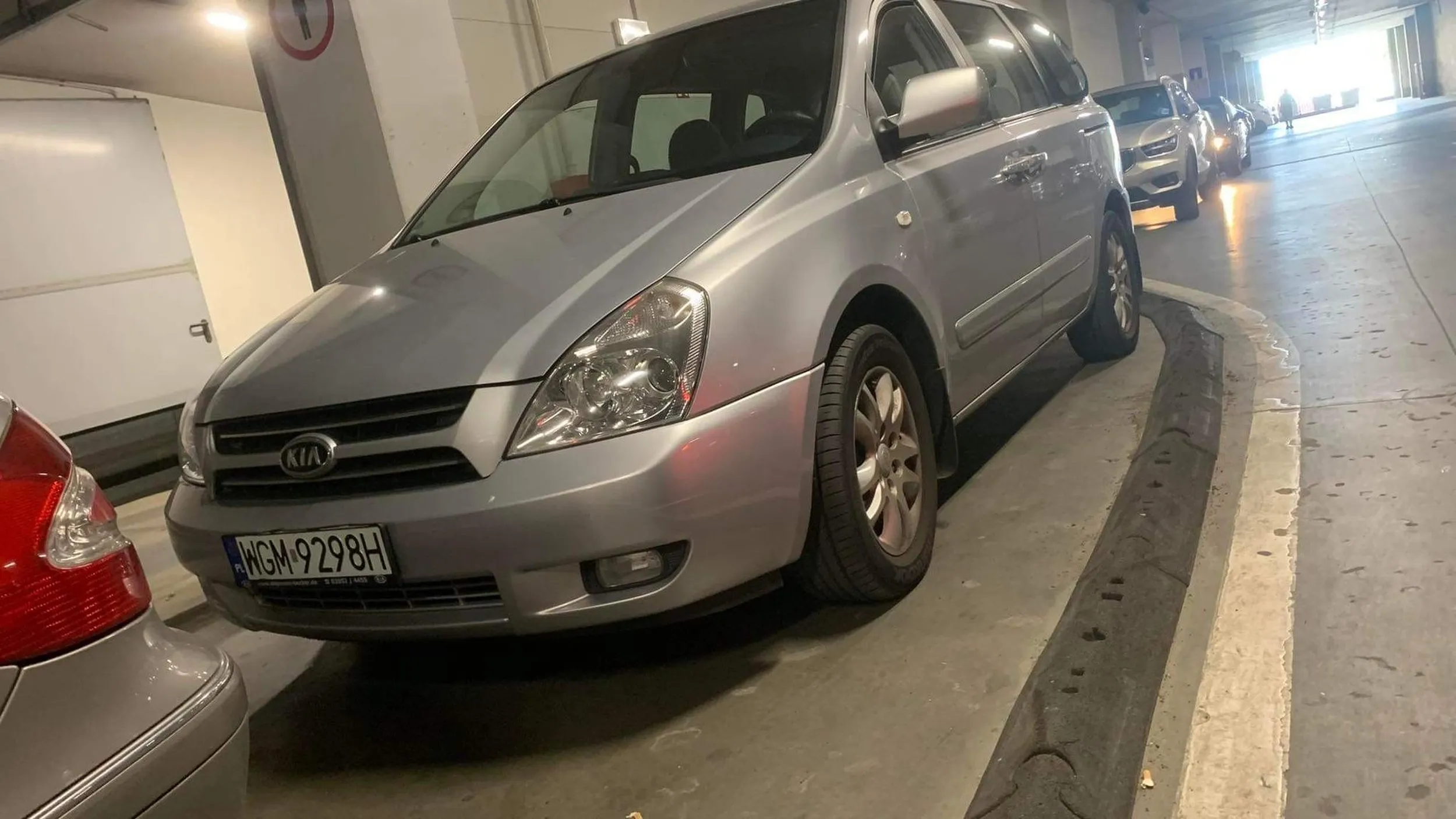 Naucz się parkować cepie, nie na wyjeździe z poziomu niżej