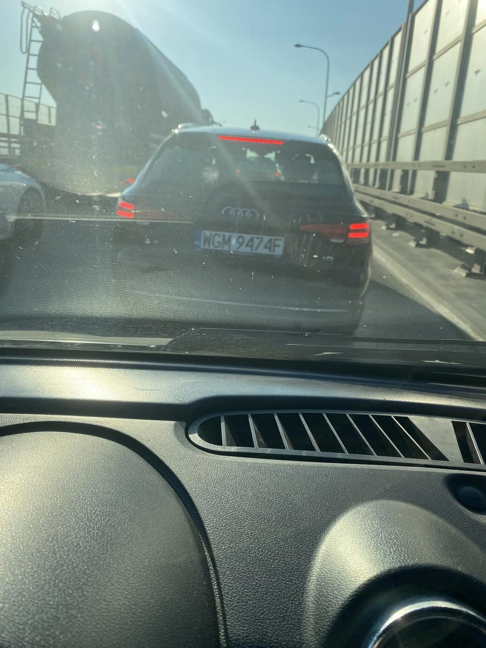 [ul. 4 czerwca 1989r. Warszawa. 8:15] Baba w Audi A4 Tamuje droge, jedzie 30km/h Zatrzymuje się 5m przed innym samochodem w korku Jeździ od prawa do lewa po pasie Przy wyprzedzaniu zauważyłem że gawędzi przez telefon(przy uchu) nie umie jeździć.