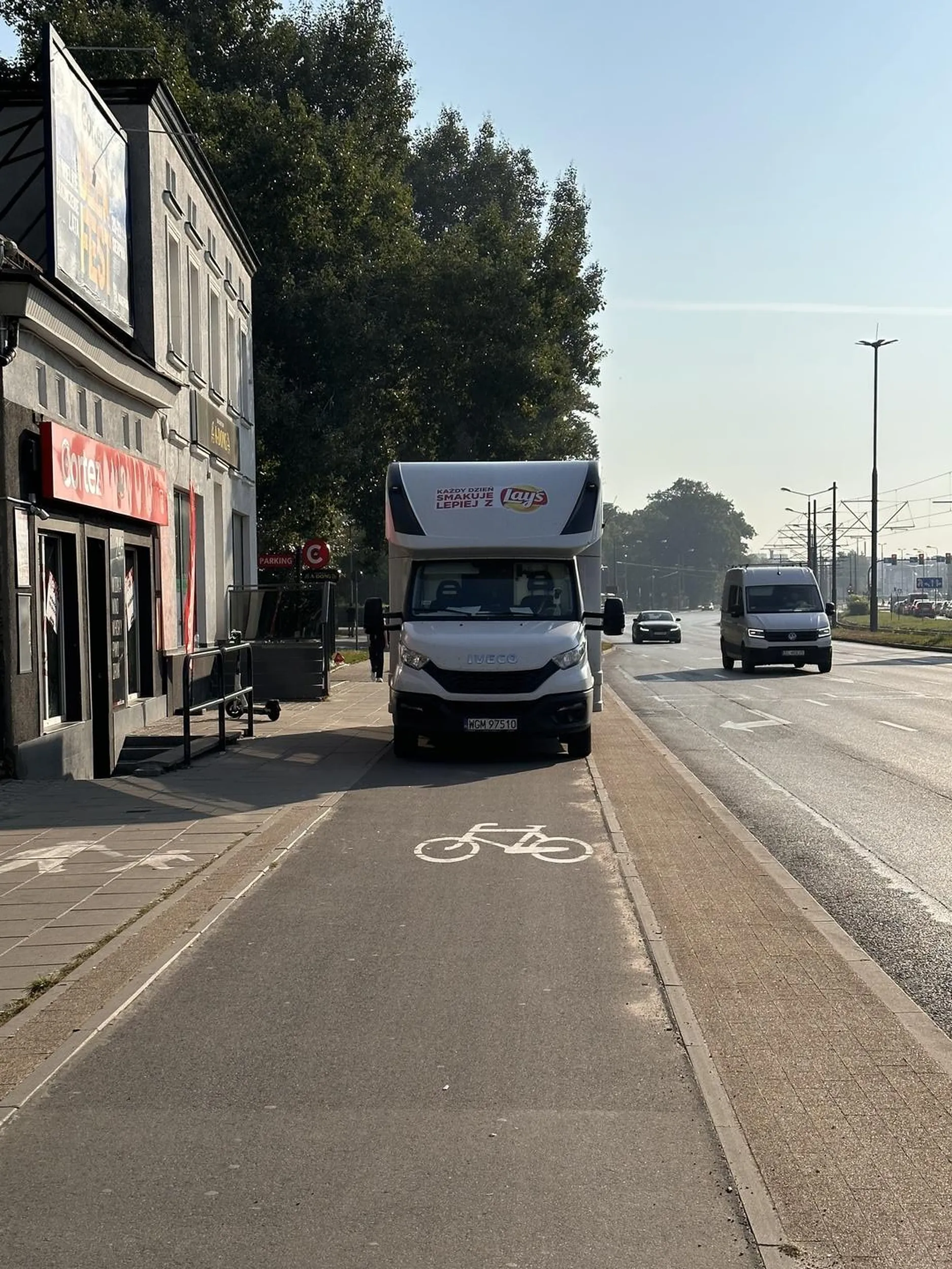 Blokuje ścieżkę rowerową, przez co ryzykuje potrąceniem pieszego omijając dostawczaka