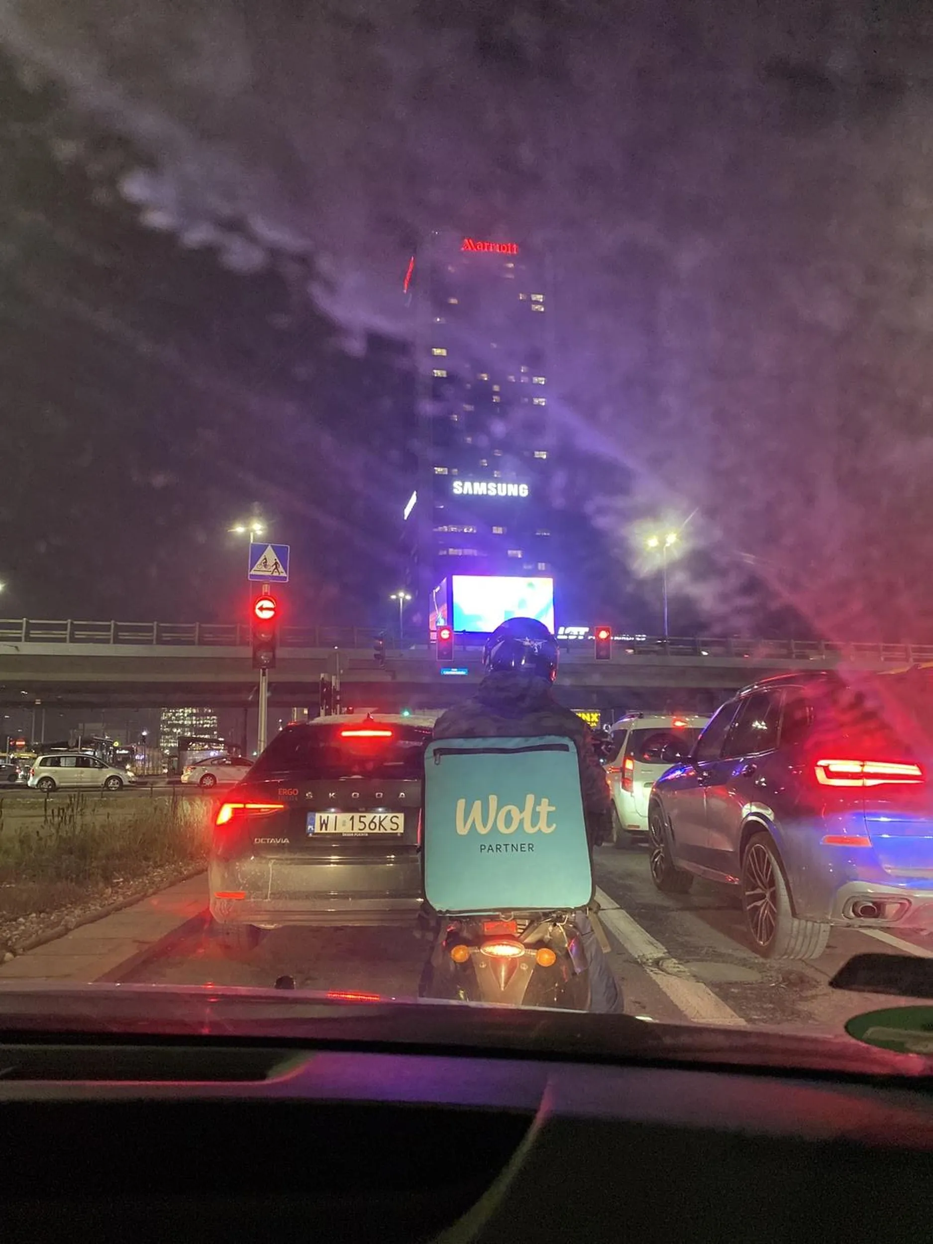 Chłop żałosny się wpierdziela w kolejkę obraża kierowców i do tego smrodzi tym pierdzikiem