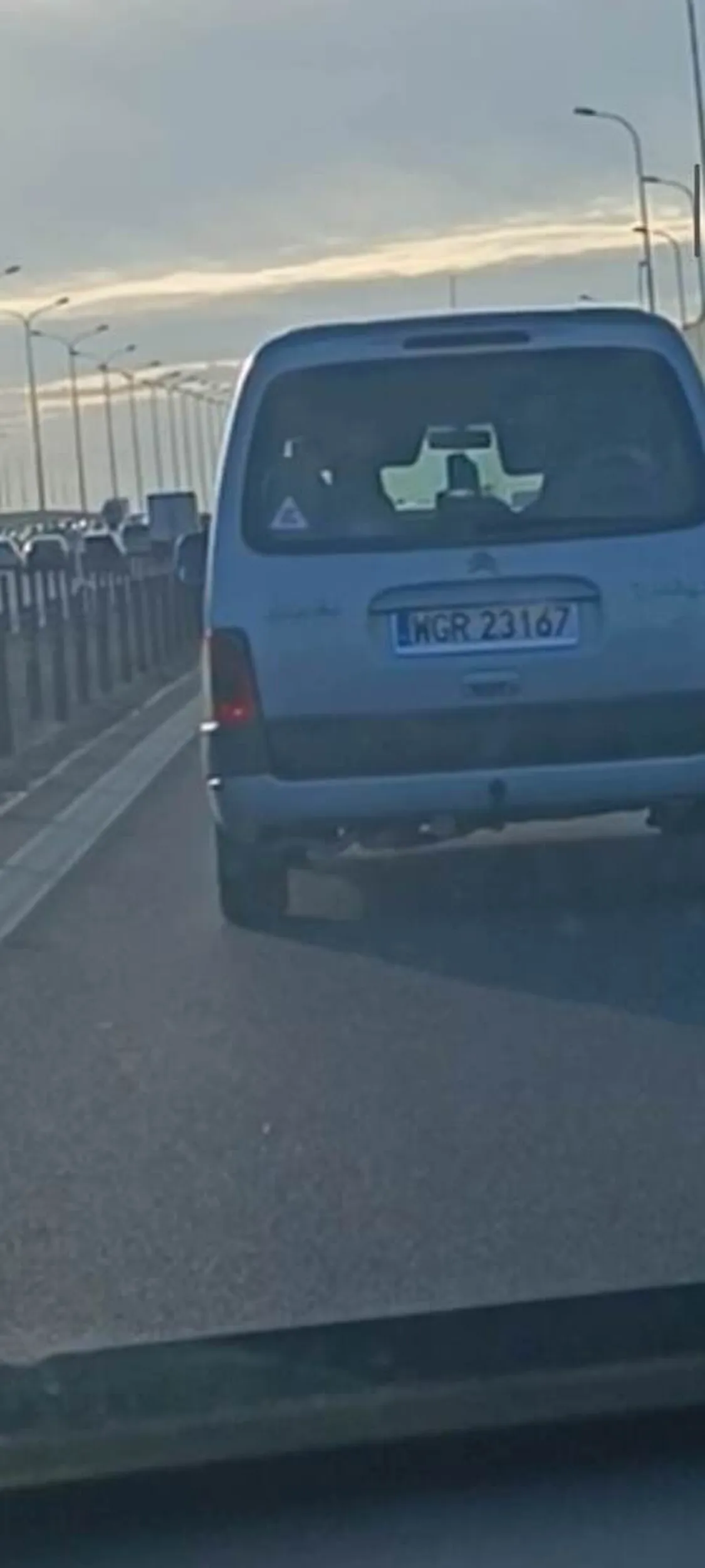 Wpychanie się na pas, nie zachowanie bezpiecznej odległości. Prawie zepchnął mnie z pasa. Po ostrzegawczym trąbnięciu chamsko zahamował przed samą maską, gdzie dopiero co się wepchnął.