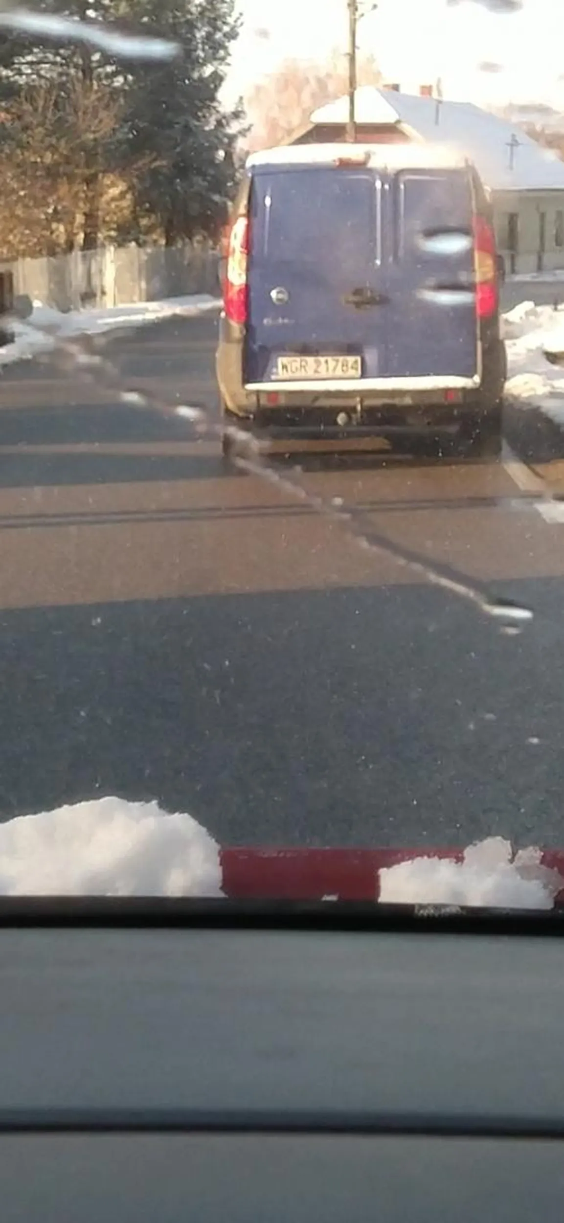 Lód z jego dachu leci innym na maskę.