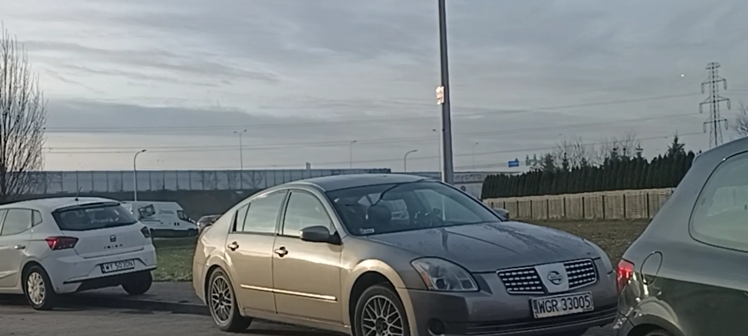 Złom porzucony i ze śladami wypadku stoi na chodniku na ulicy gdzie jest zakaz zatrzymywania się i postoju