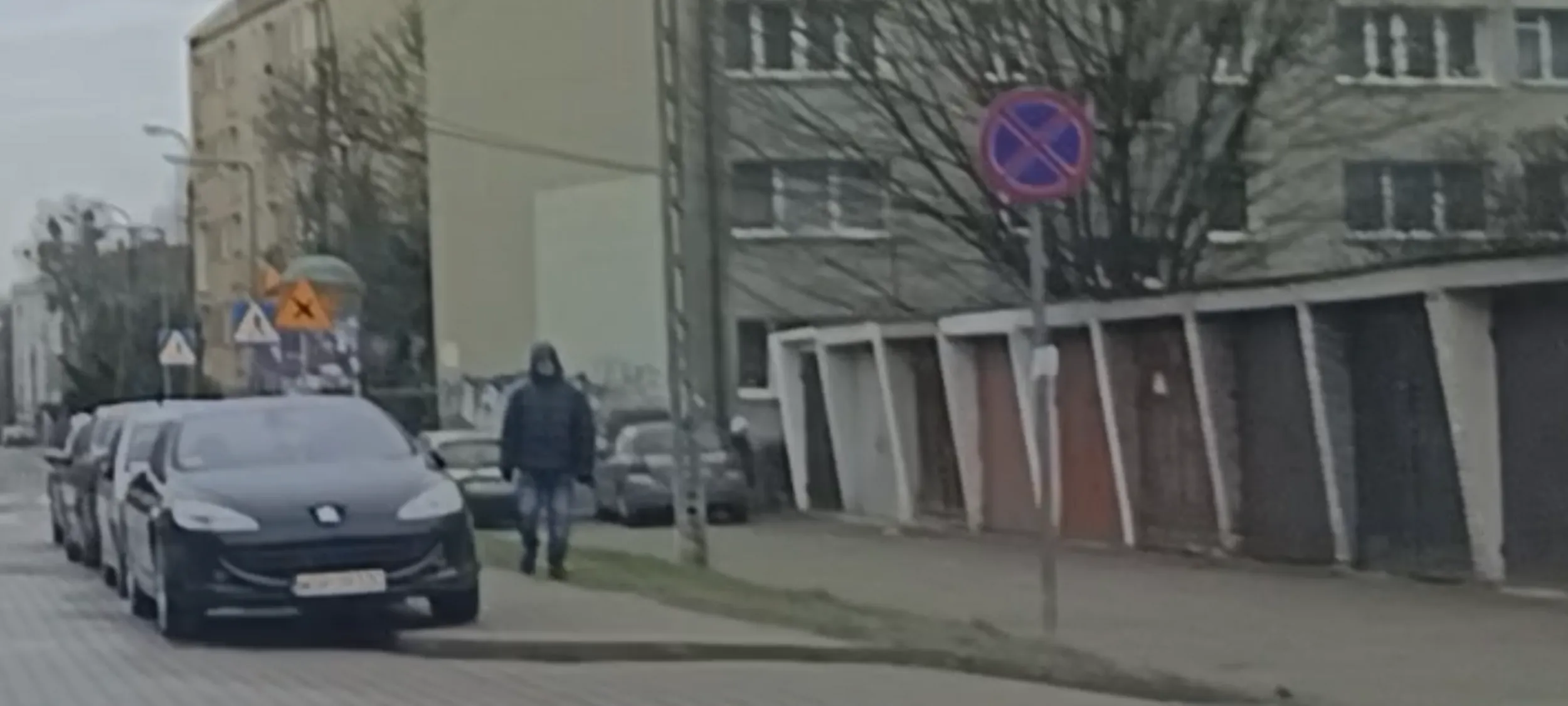 Parkuje na ulicy gdzie jest zakaz zatrzymywania się i postoju B-36