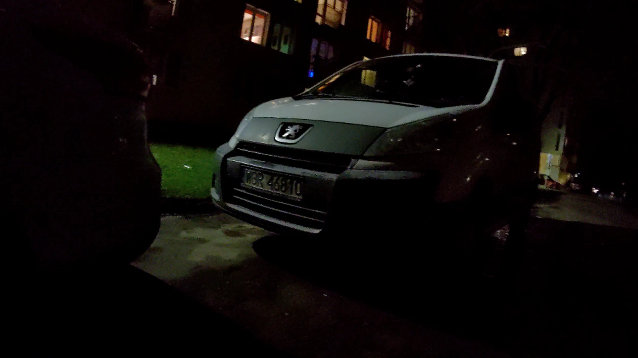 Parkuje na chodniku i utrudnia przejście. Rozjeżdża błoto na podwórku