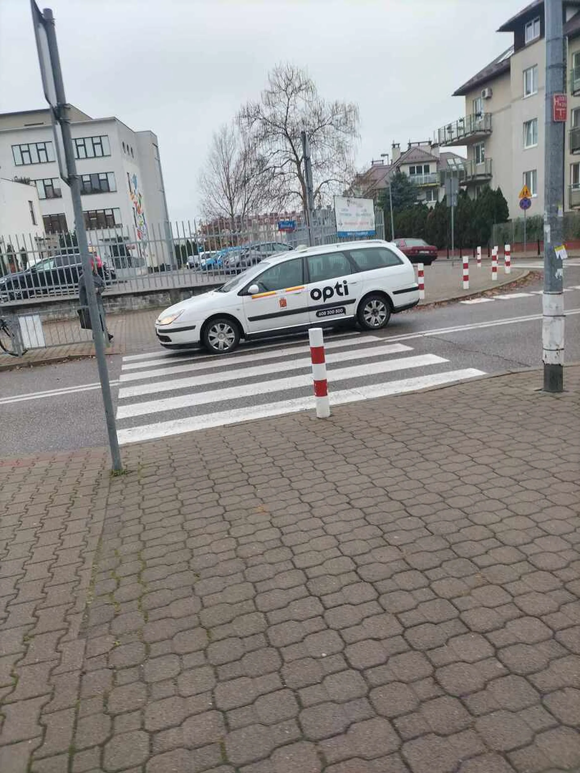 Pajac złotówiarz toruje ruch, parkuje na pasach a na dźwięk klaksonu wysiada z samochodu i krzyczy.