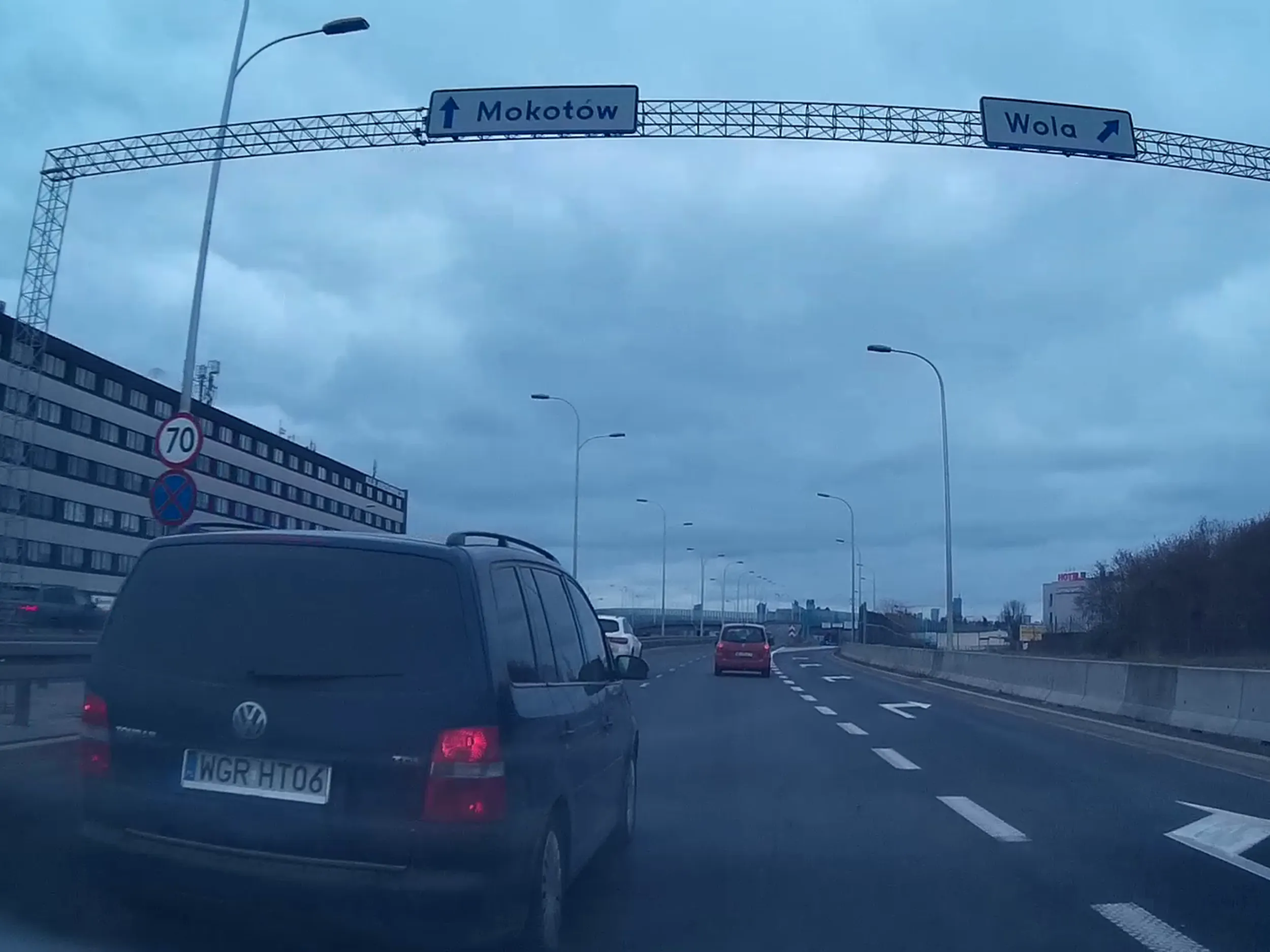 Debli nie patrzy w lusterka i wymusza zajeżdżając drogę. A najlepsze, że wcale nie skręcał w prawo na Wolę, tylko pojechał prosto na Mokotów. Patrz w lusterka, cymbale.