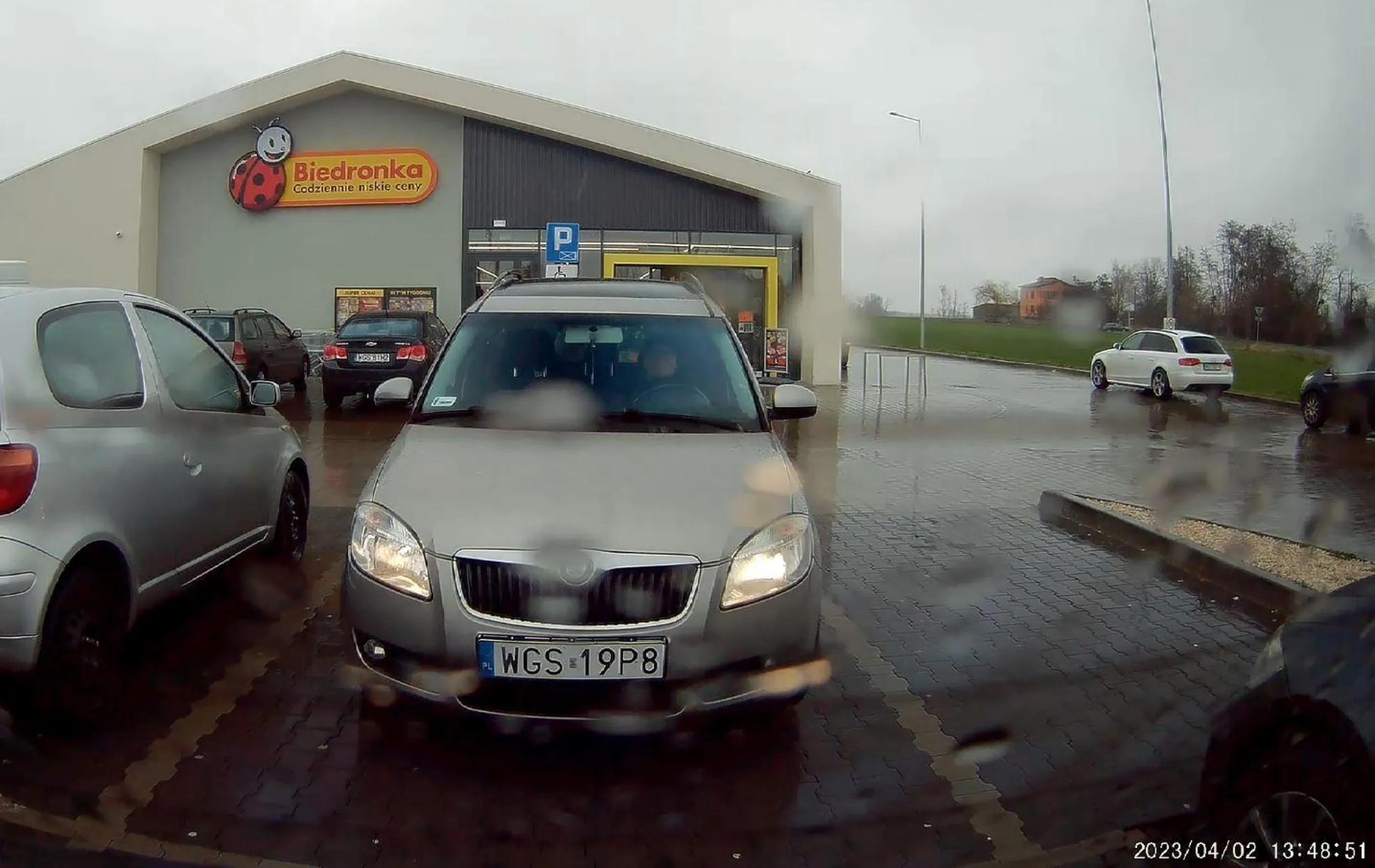 stoi sobie w najlepsze na włączonym silniku w obszarze zabudowanym