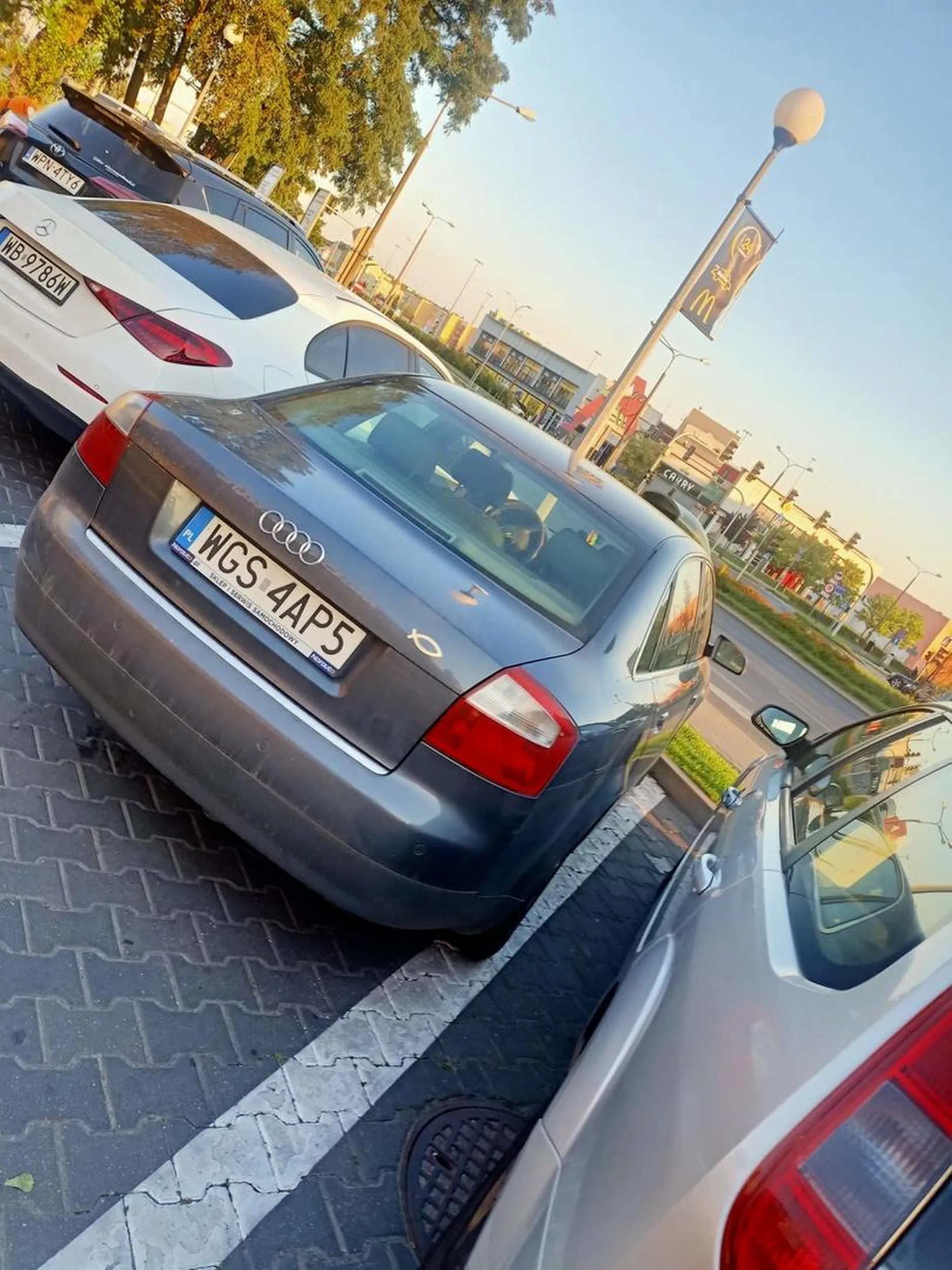 Widać że na kursie nie nauczyli tą osobę parkować nie polecam kierowcy