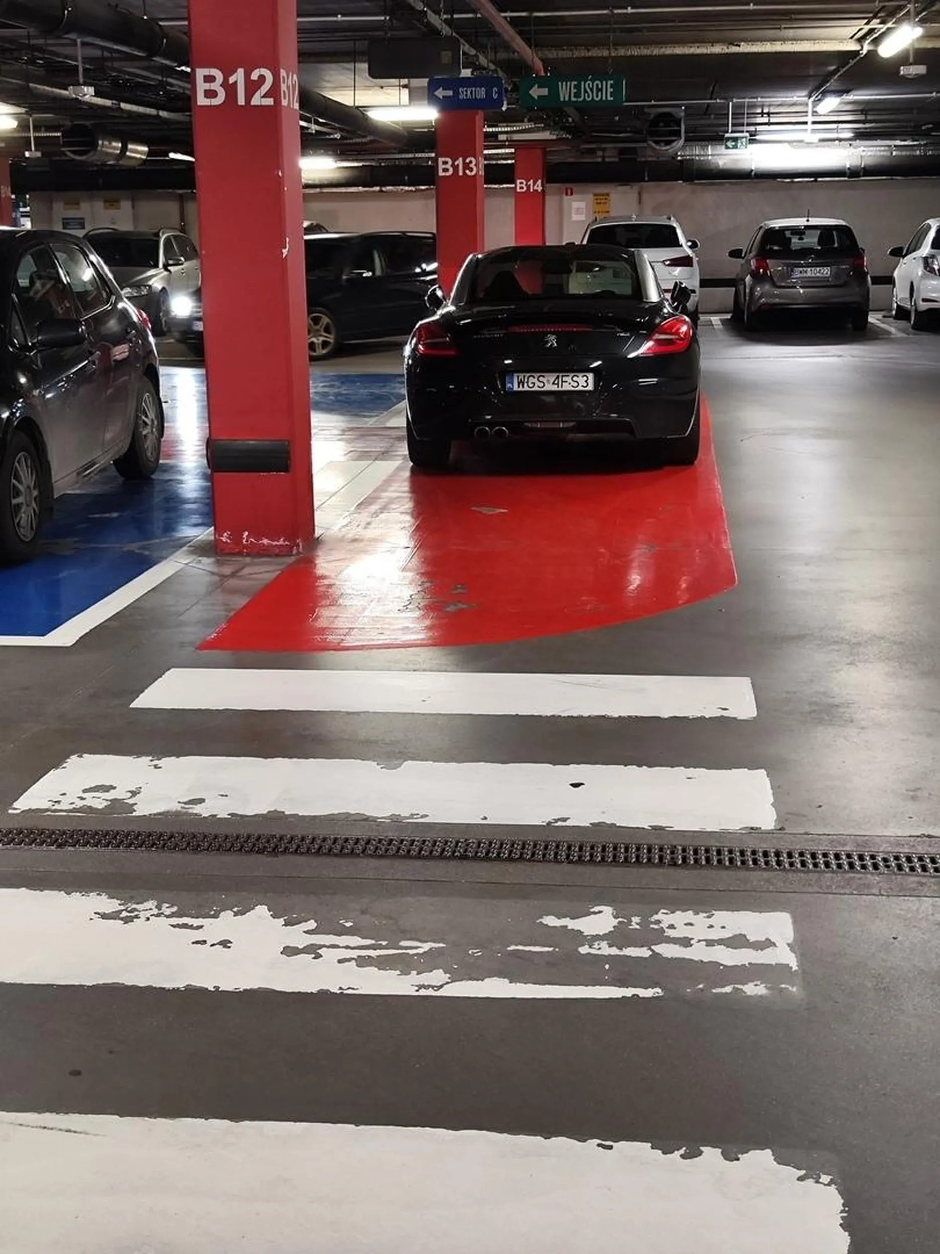 Rozumiem że najlepiej zaparkować w galerii najlepiej zaraz pod drzwiami, ale dla czego na drodze pieszych?!