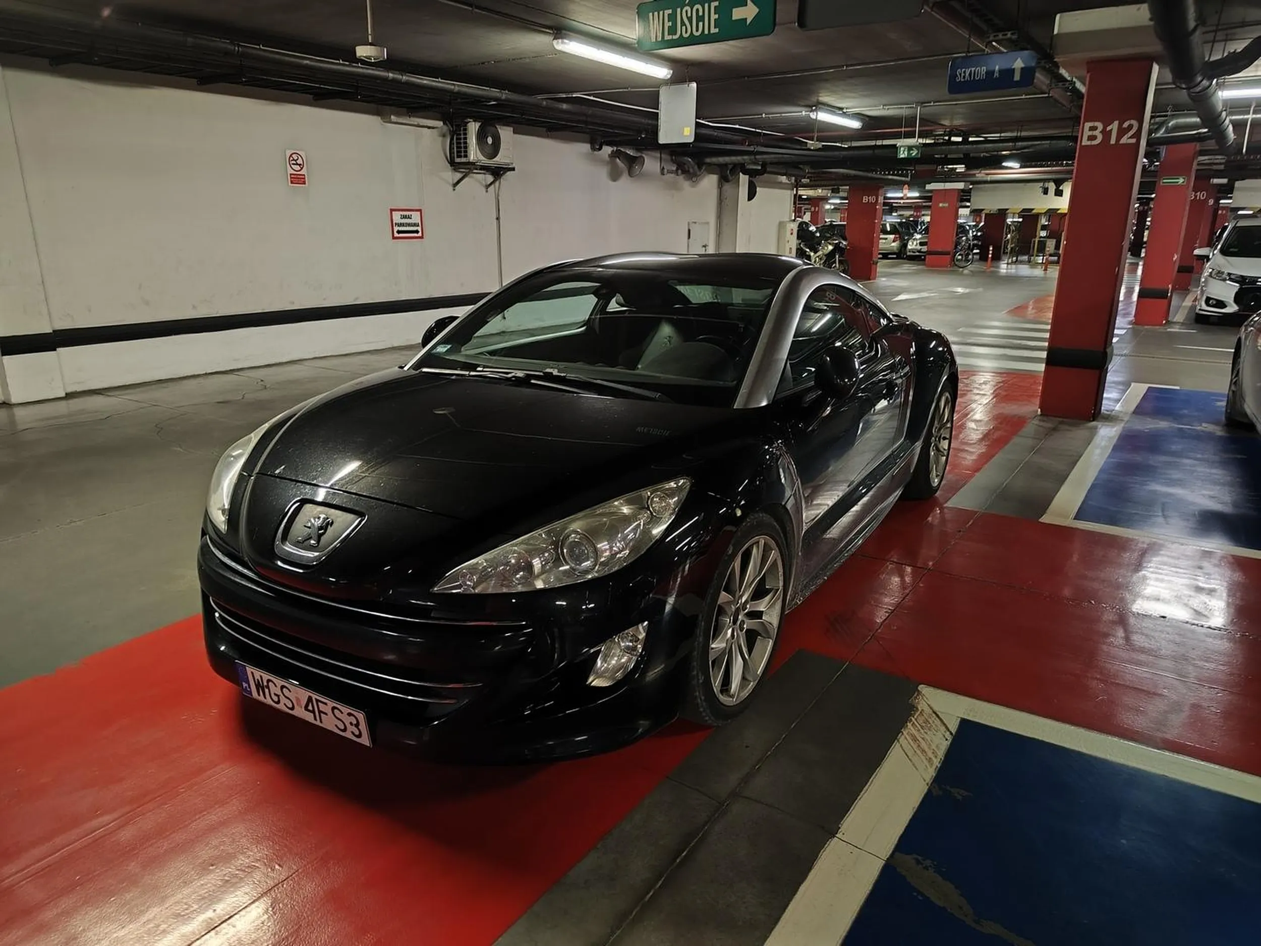 Rozumiem że najlepiej zaparkować w galerii najlepiej zaraz pod drzwiami, ale dla czego na drodze pieszych?!