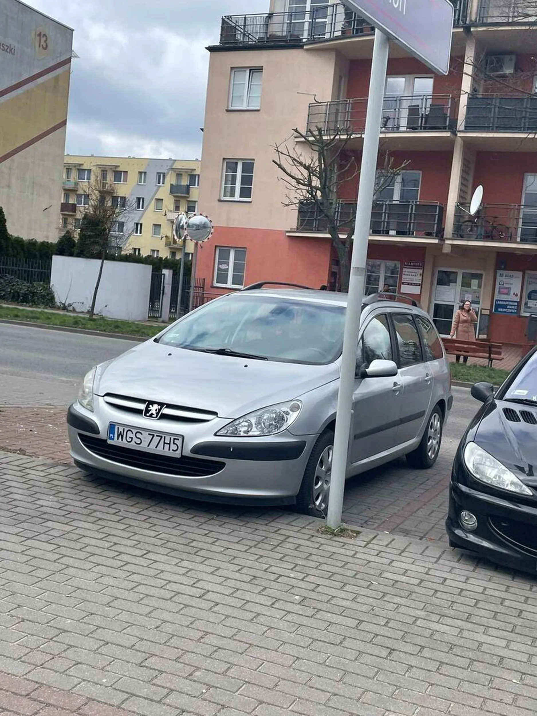 Owy kierowca walnal w slup i stoi za blisko