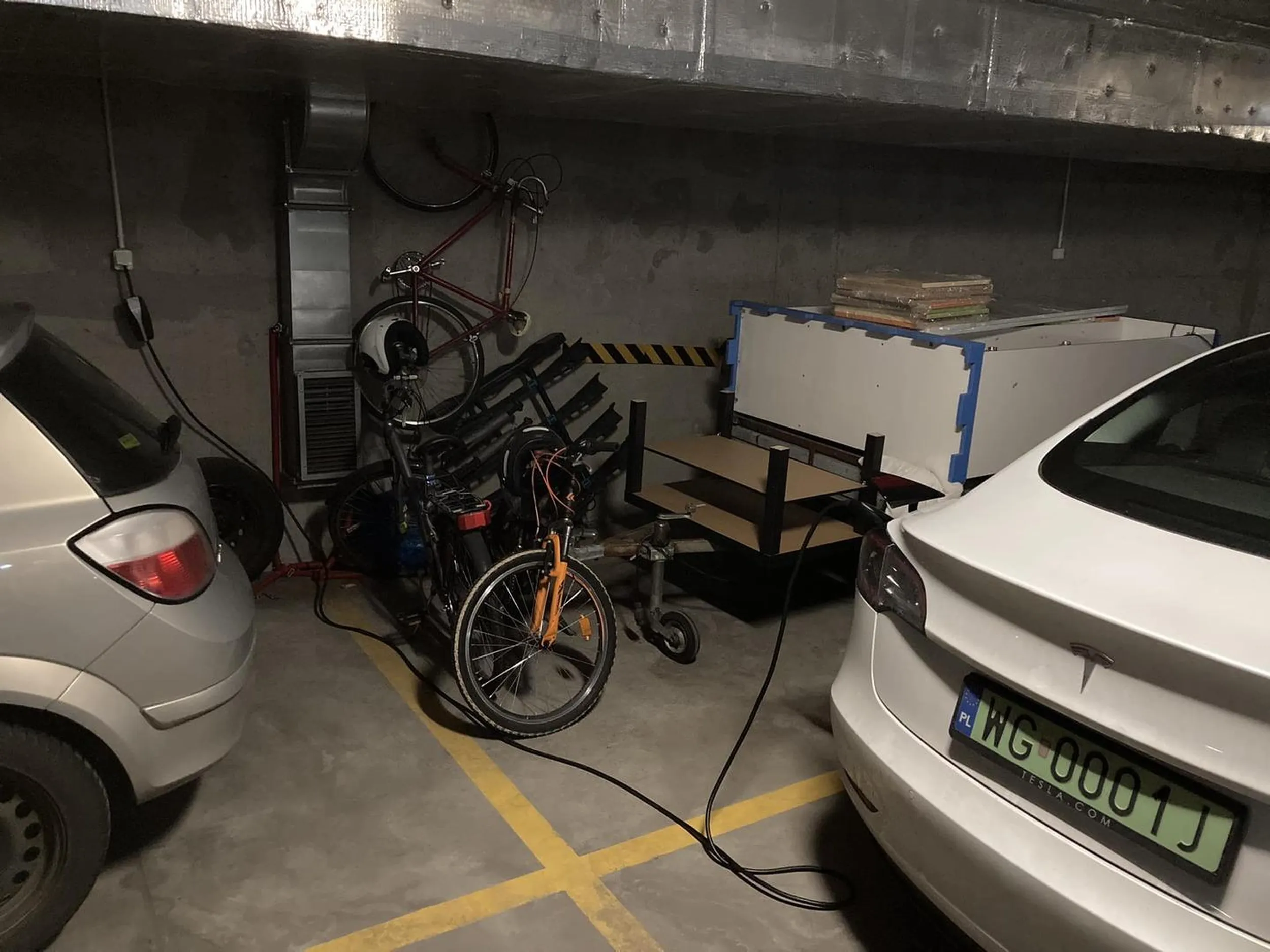 Właściciel samochodu kradnie prąd wspólnocie mieszkaniowej podpinając się pod gniazdko w garażu.