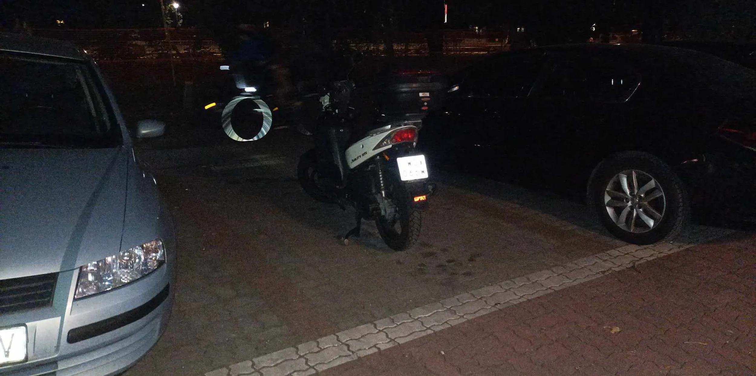 Bałwan zajmujący skuterkiem miejsce pod zatłoczonym blokiem