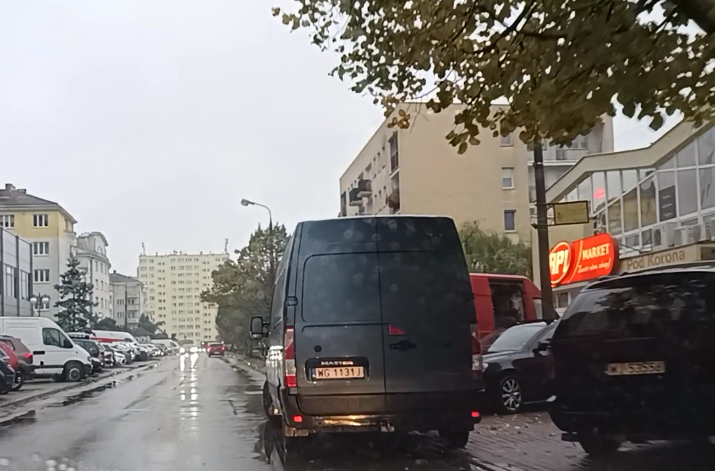 Uroczyście przysięgam, że osobiście UNIEWAŻNIAM prawo jazdy temu kierowcy za permanentne łamanie Konstytucji i zasad ruchu drogowego w Warszawie tj. za tamowanie ruchu drogowego, za parkowania na jezdni, za zastawianie wyjazdu i widoczności innym kierowcom, tylko dlatego, że dowozi towar do NIELEGALNEGO NAMIOTU HANDLOWEGO ZAJMUJĄCEGO  NIELEGANIE CHODNIK ZA PIESZYCH !