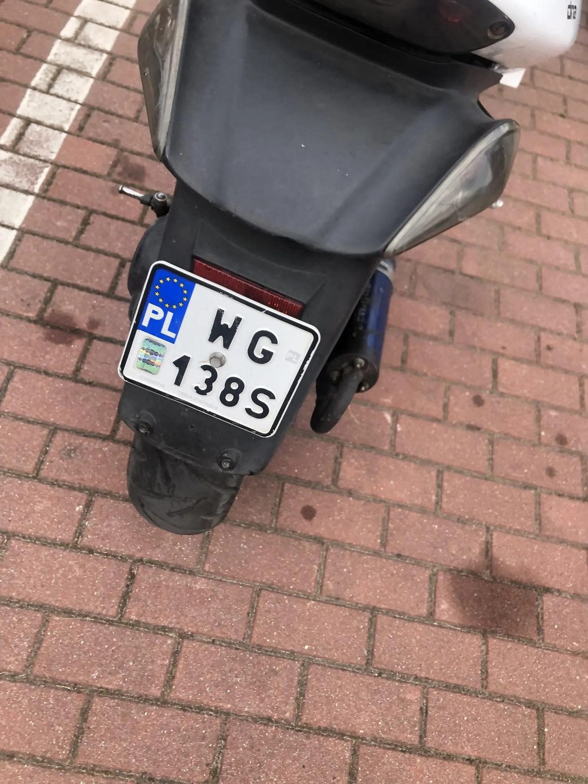 Kto mu dał prawo jazdy Nie ma pojęcia jak obsługiwać skuter