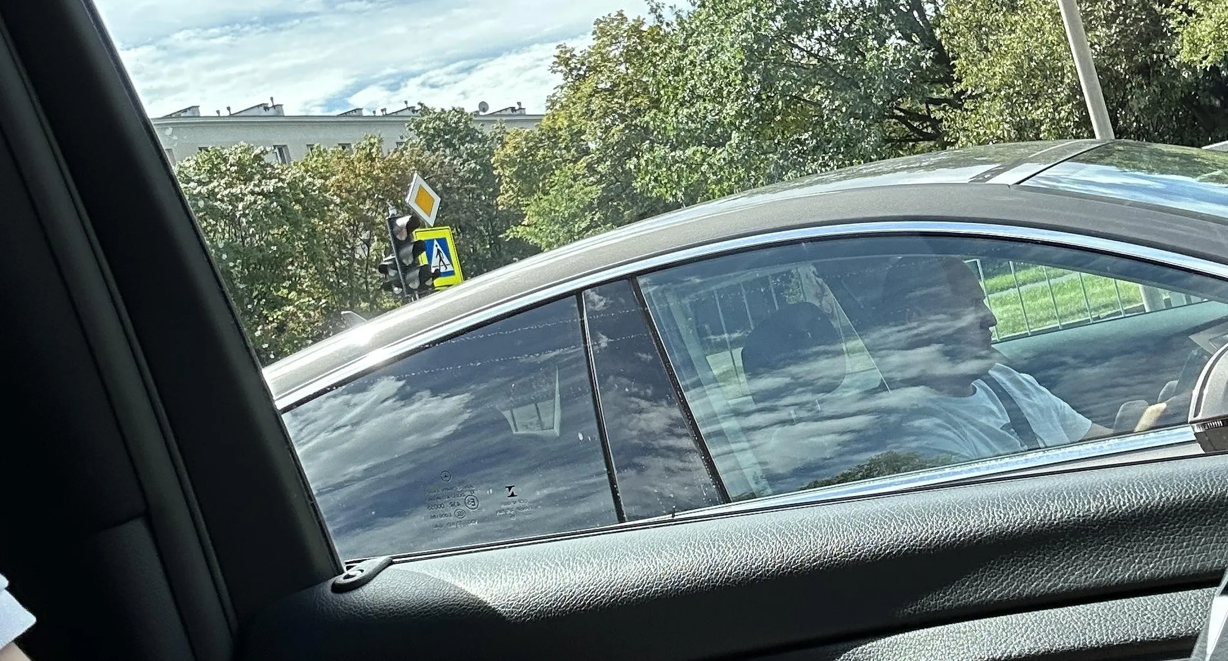 Chłop non stop z nosem w telefonie, korki omija buspasami, zgram filmy z wideorejestratora to dorzucę