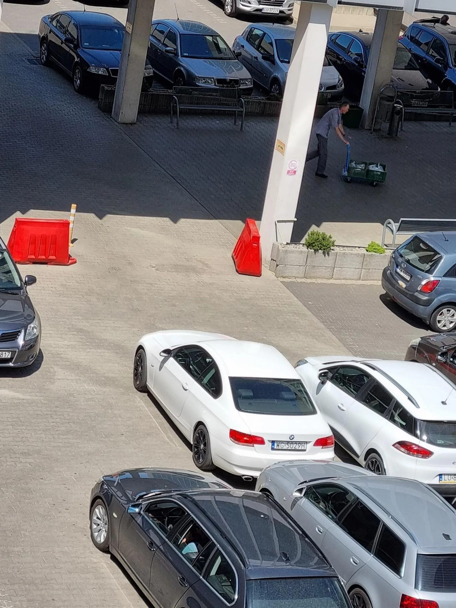 serdecznie nie pozdrawiam pana, który zastawia wyjazd z parkingu