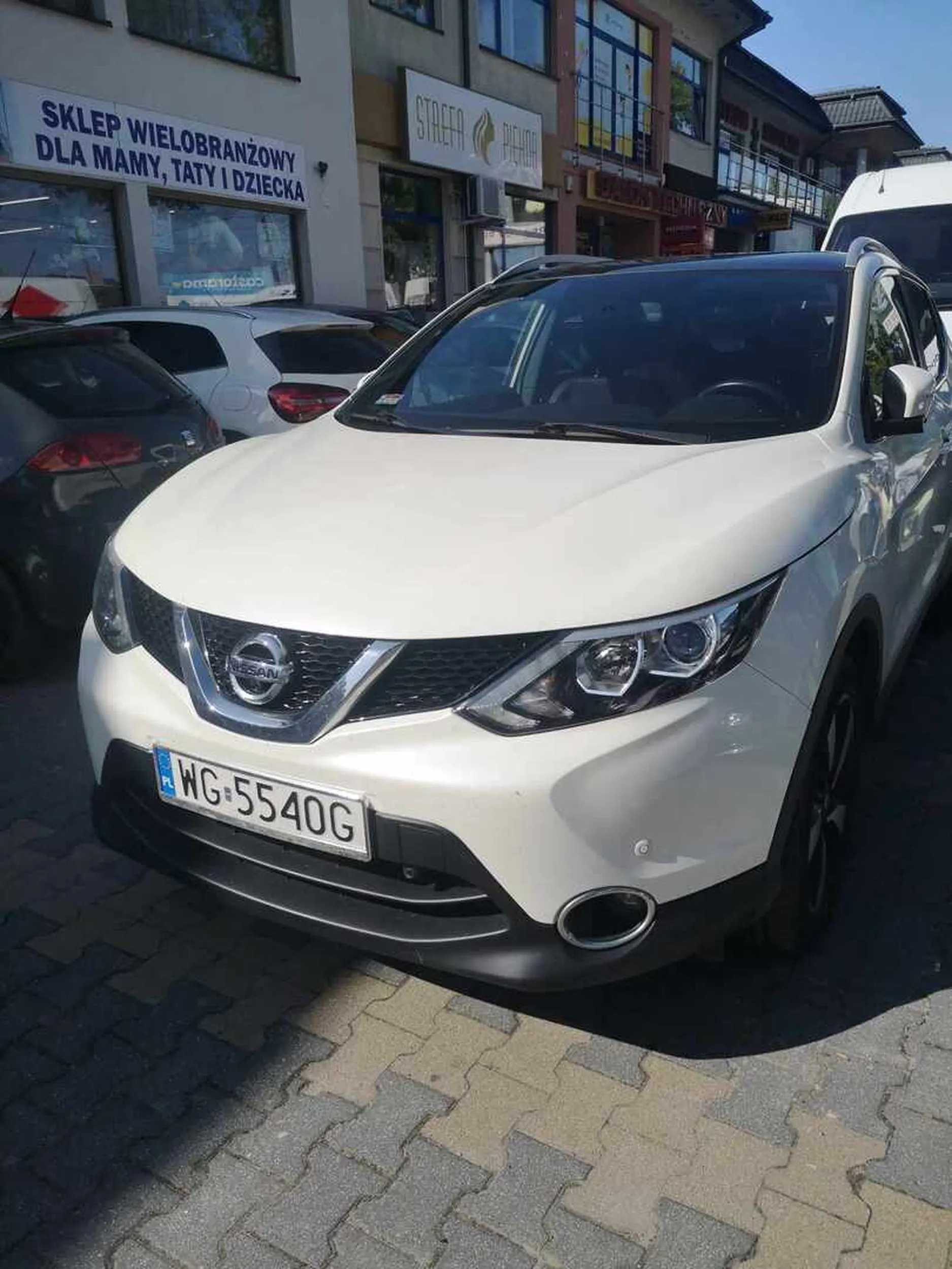 Rozmiar auta przewyższa umiejętności poruszania się nim. Zastawia auta na parkingu.