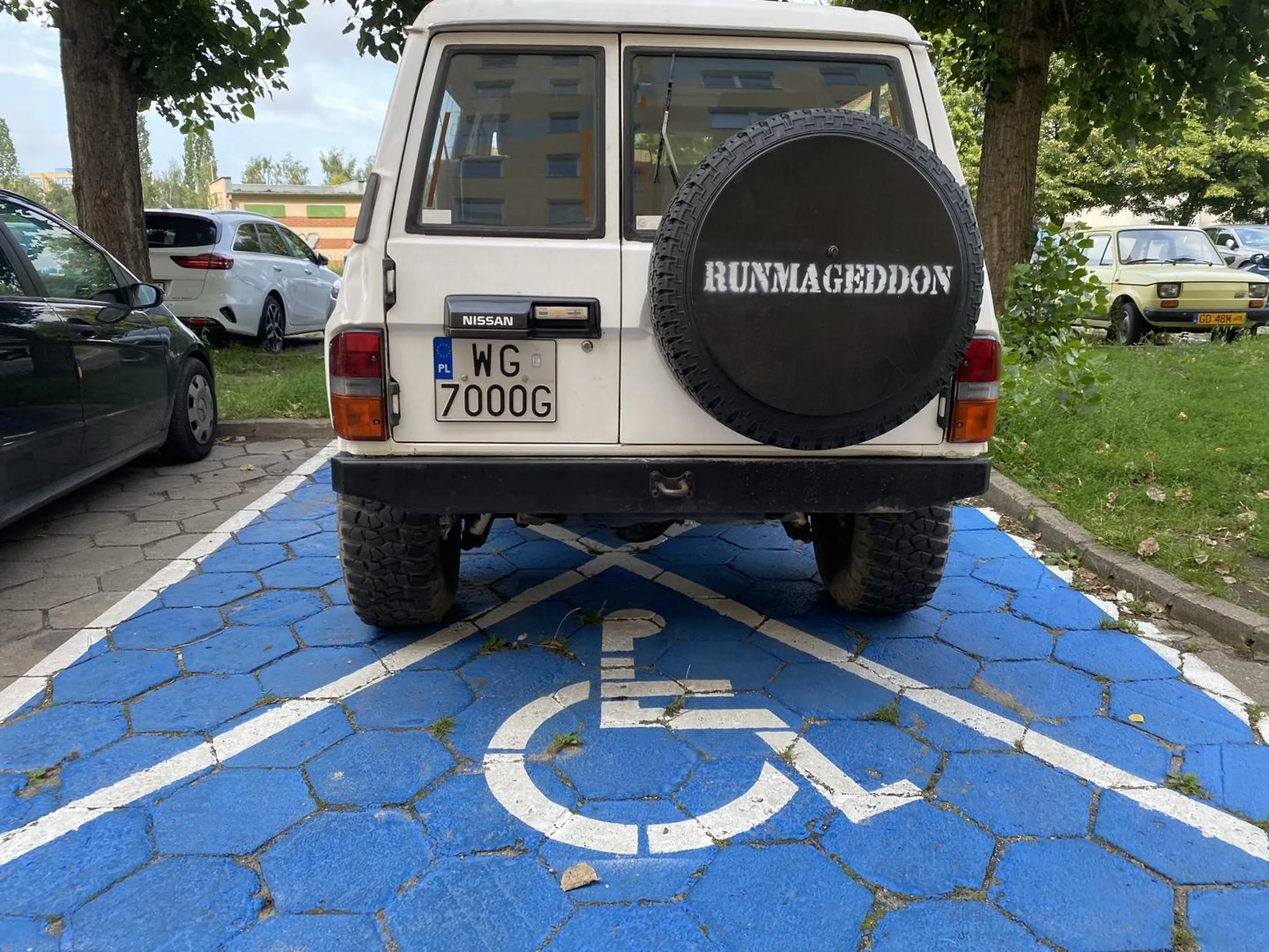 Wielokrotne parkowanie na miejscu dla inwalidów.