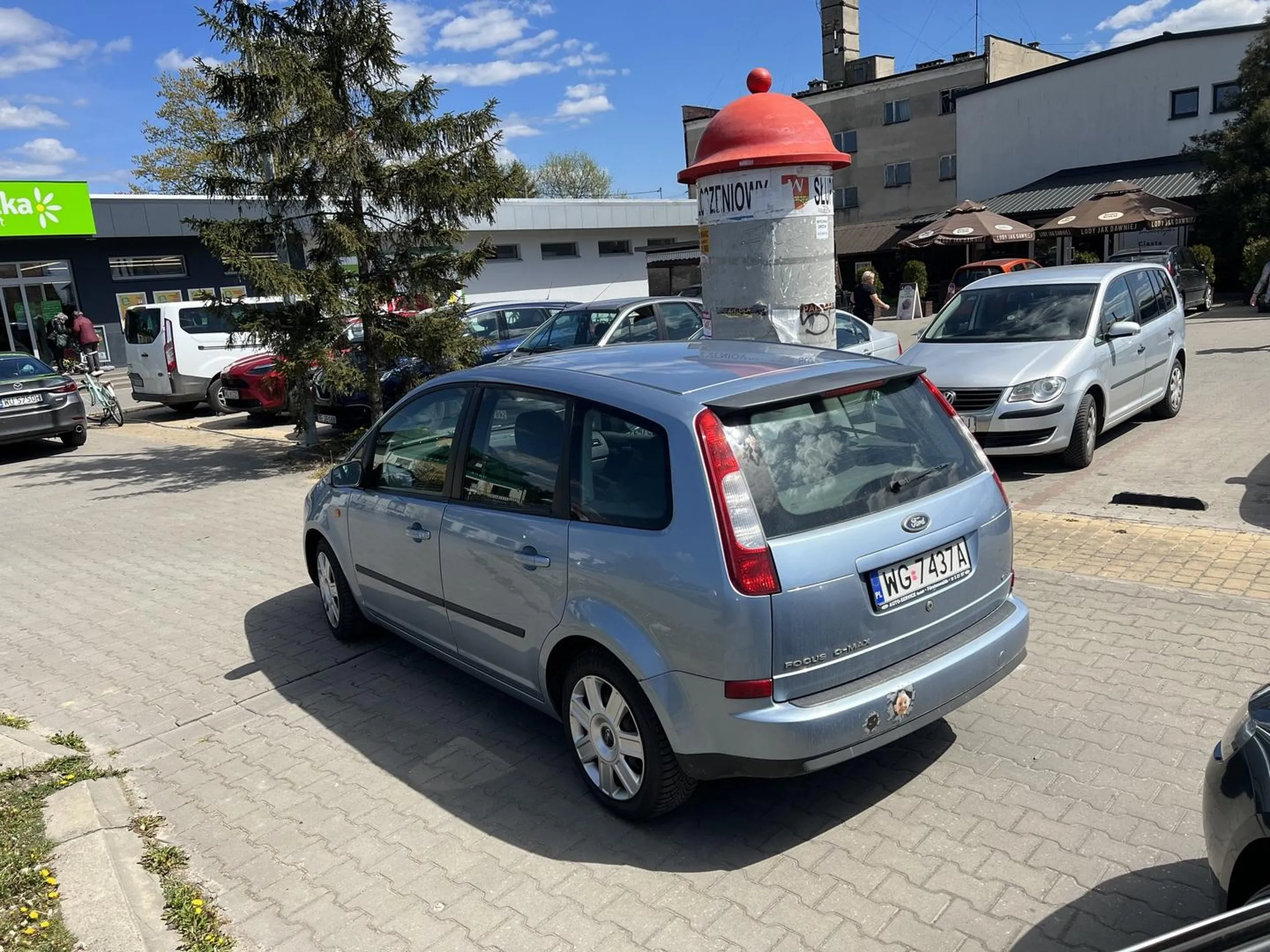 Zastawił jedyny przejazd i szczęśliwy poszedł na zakupy. W pewnym wieku nie powinno się już jeździć samochodem.