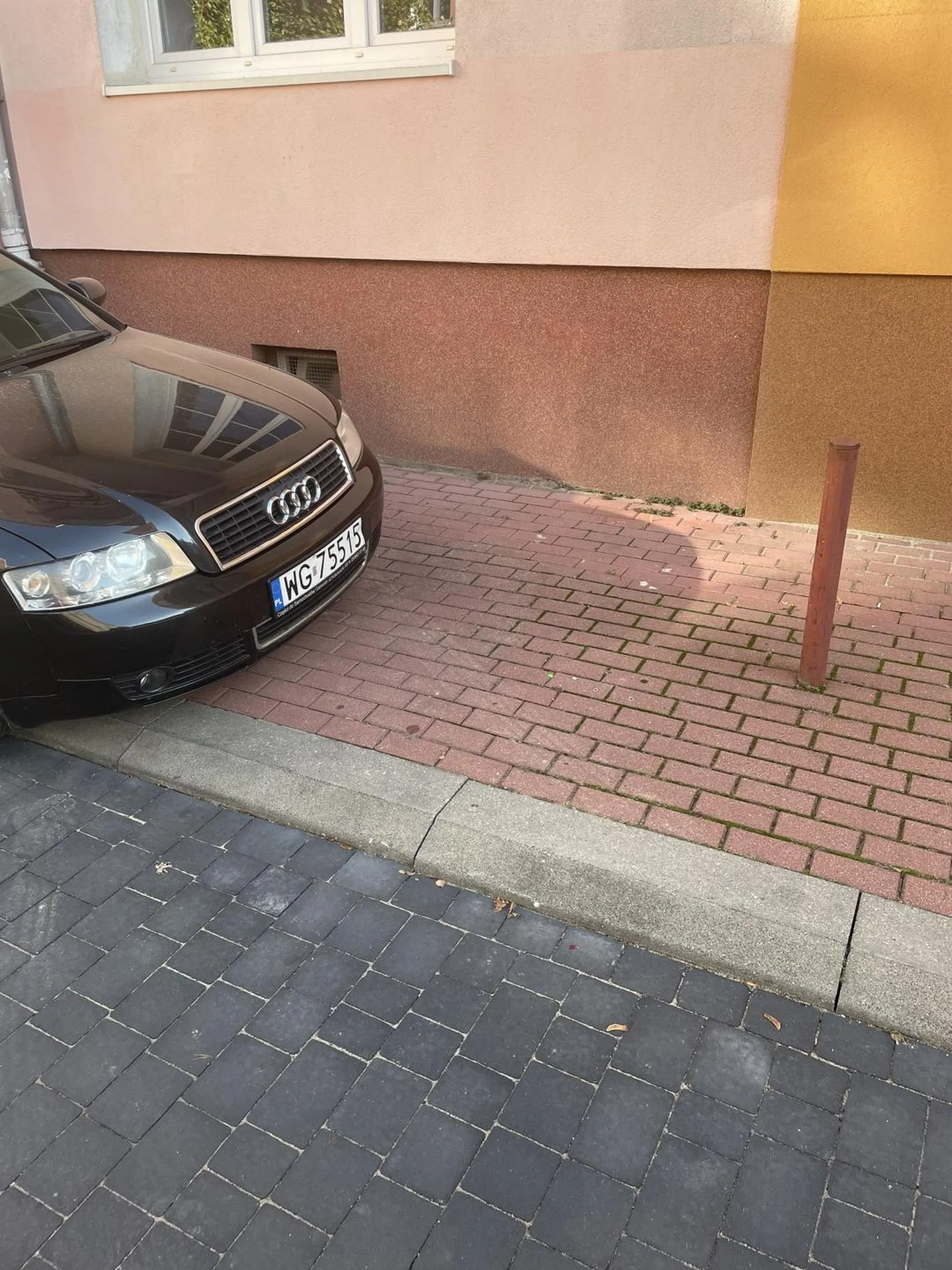 Chyba trzeba ponownie zdać egzamin na prawo jazdy bo parkować się nie umie. I za samochodem żadne inne auto nie zaparkuje.