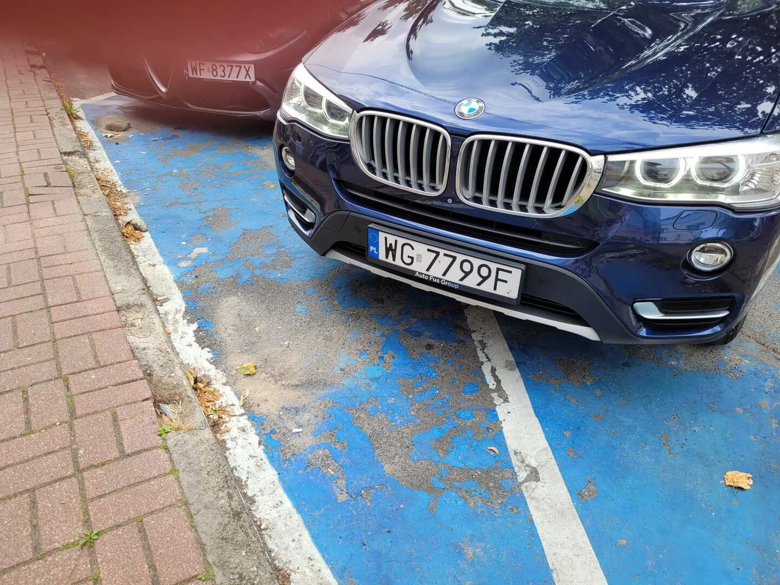 Parkowanie na miejscu dla osób niepełnosprawnych to jedno, ale darcie mordy  na kobietę o kuli, za to zwróciła panu uwagę to już jest nuedopuszczalne