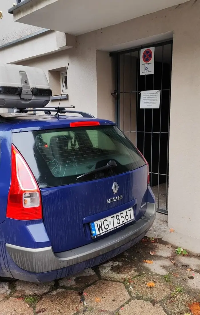 Tak od kilkunastu godzin, świadomie i celowo gnój blokuje wyjście choremu na wózku. Ale patologia taka właśnie jest.