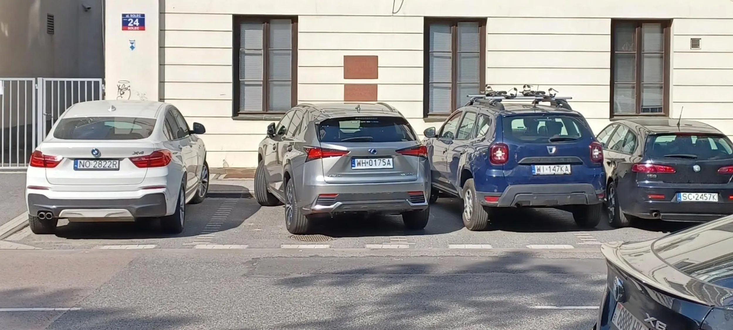 Zaznaczam że BMW i Dacia stały wcześniej. Pani z Lexusa parkowała ostatnia. Zrobiła sobie miejsce żeby wyjąć z samochodu wozek dla dziecka