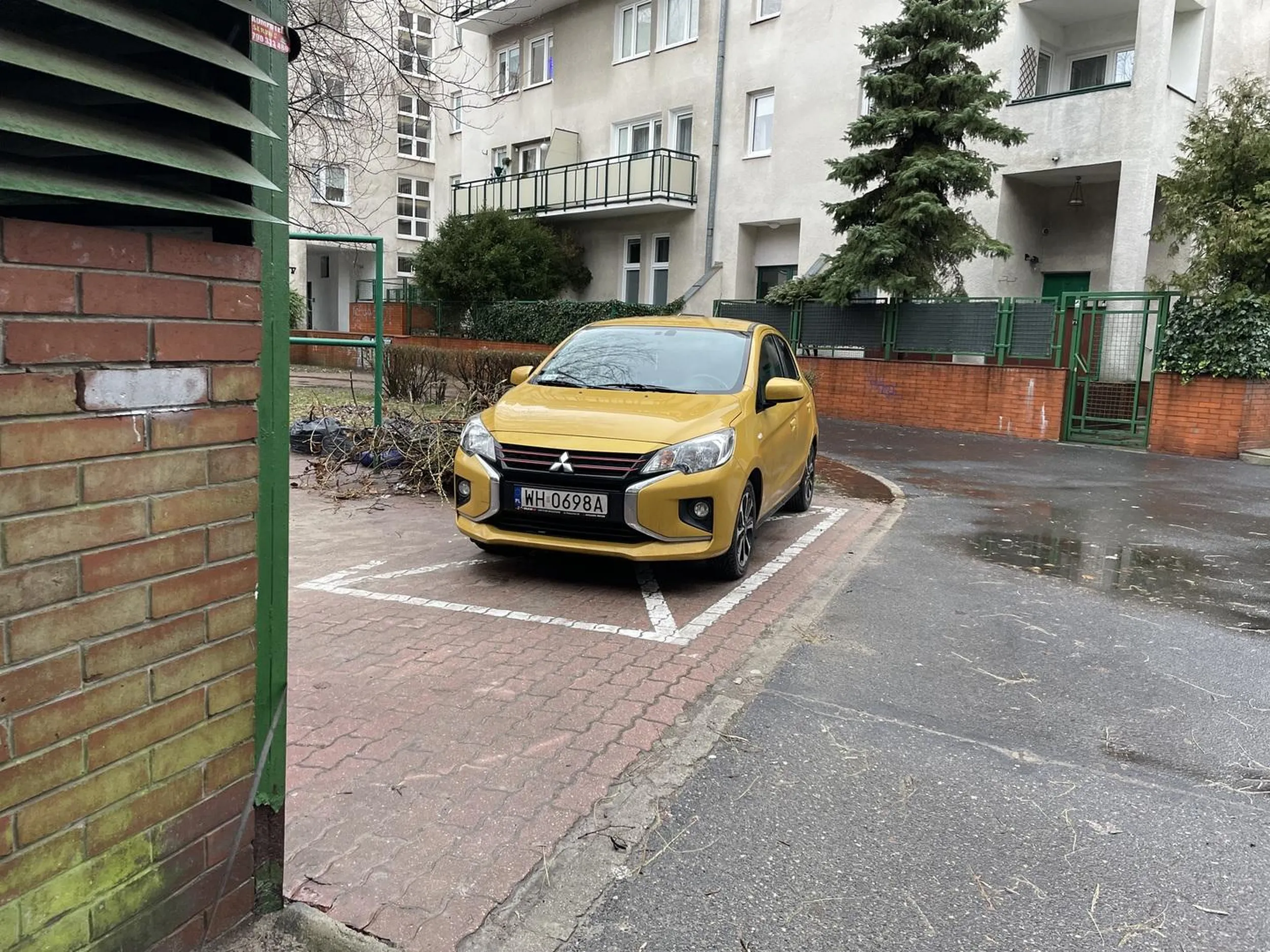 Cwaniaczek zrobił sobie prywatne miejsce na podwórku w osiedlu.